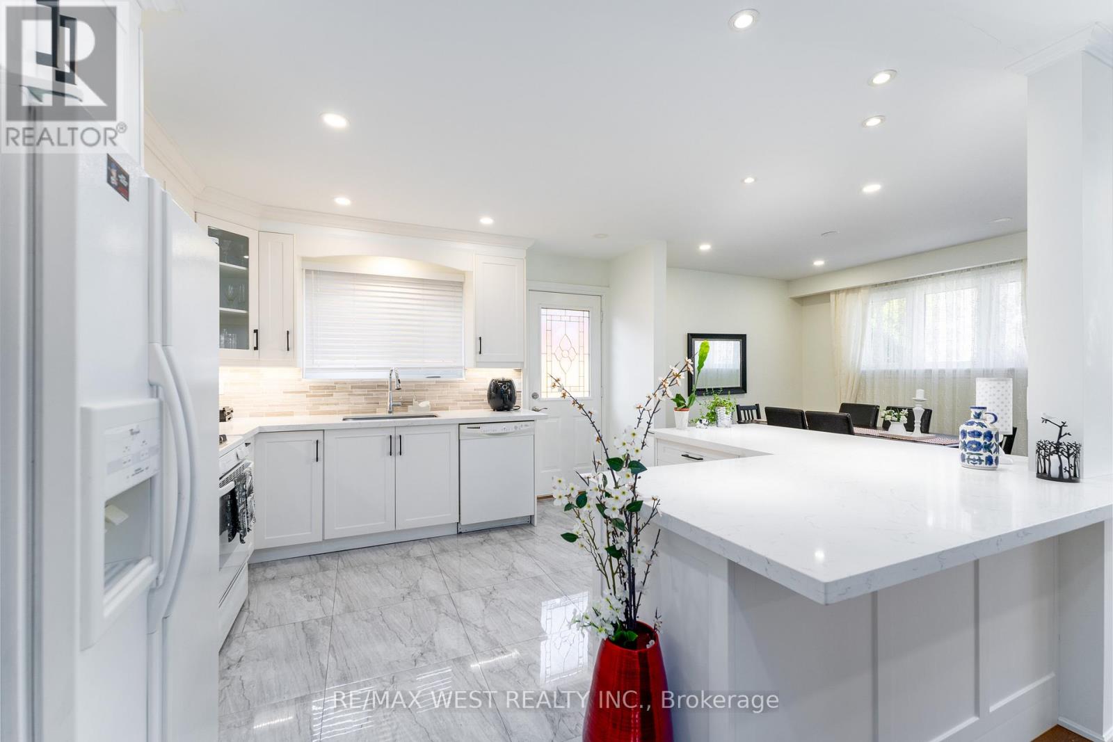 11 Farley Crescent, Toronto (Willowridge-Martingrove-Richview), Ontario  M9R 2A5 - Photo 9 - W12067323