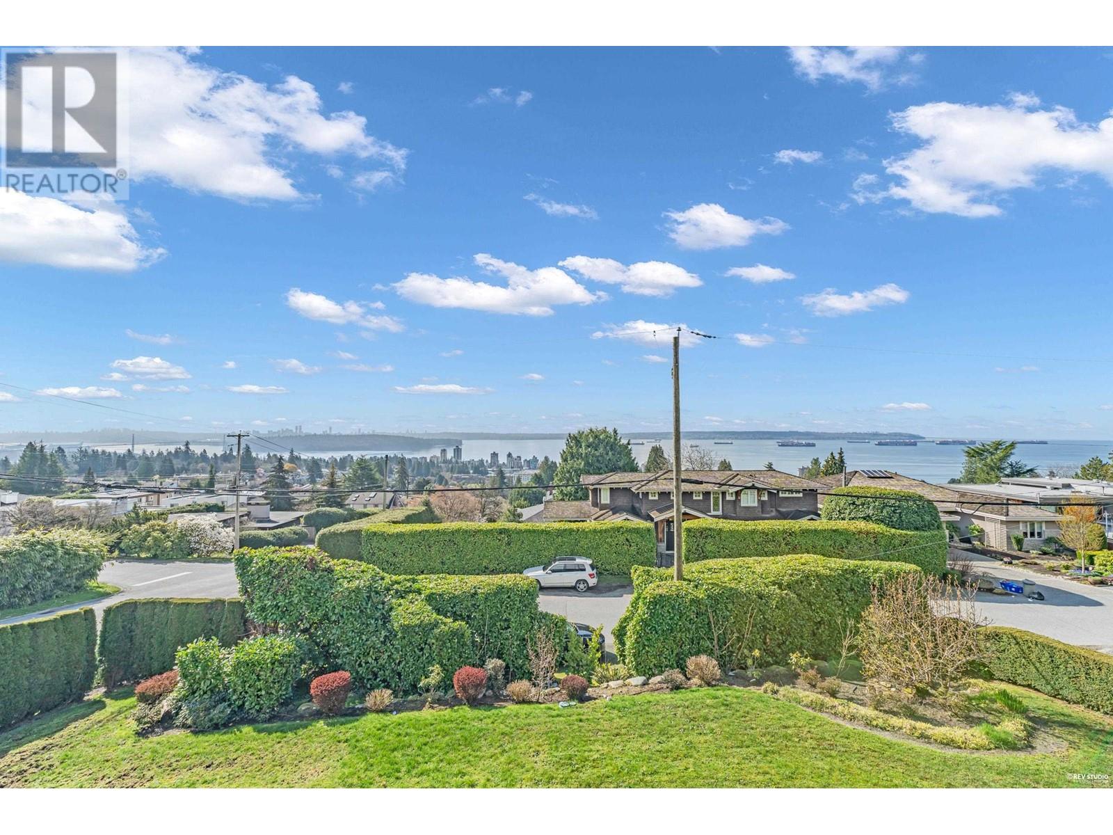 Property at 2205 PALMERSTON AVENUE image 3