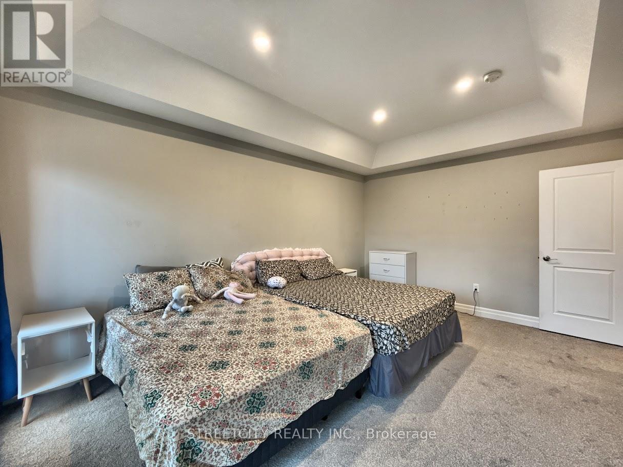 Photo 10 of 28 for 835 - 811 Sarnia Road