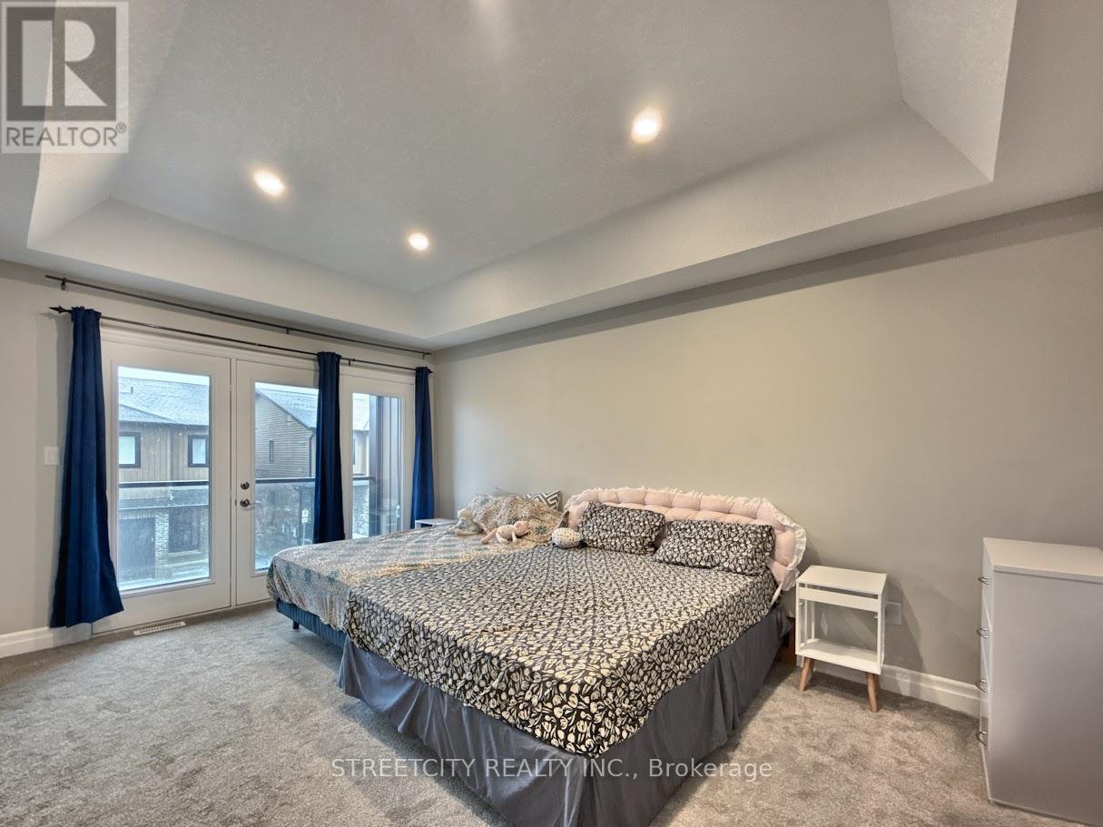 Photo 9 of 28 for 835 - 811 Sarnia Road