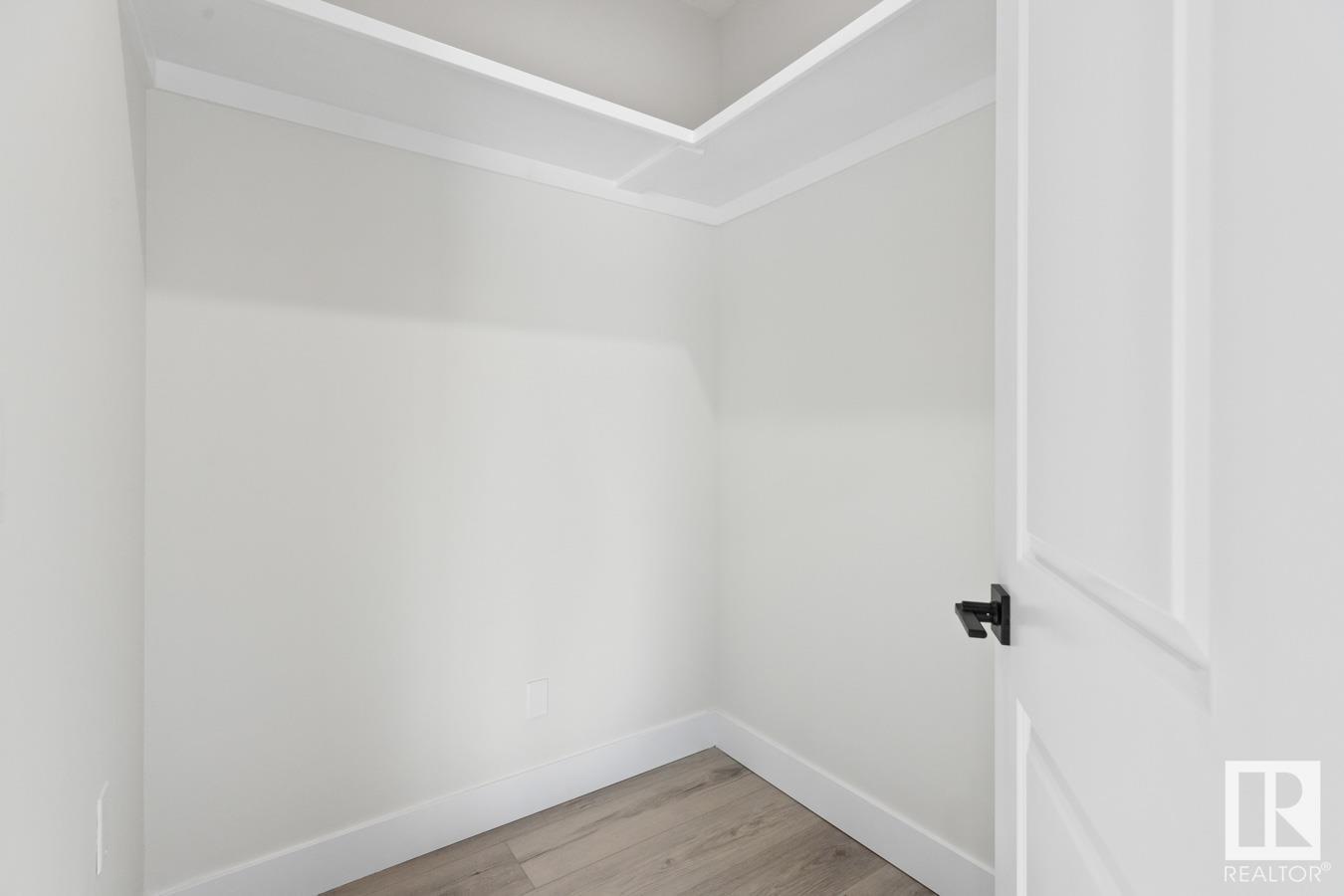 Property at 9332 89 ST NW image 4