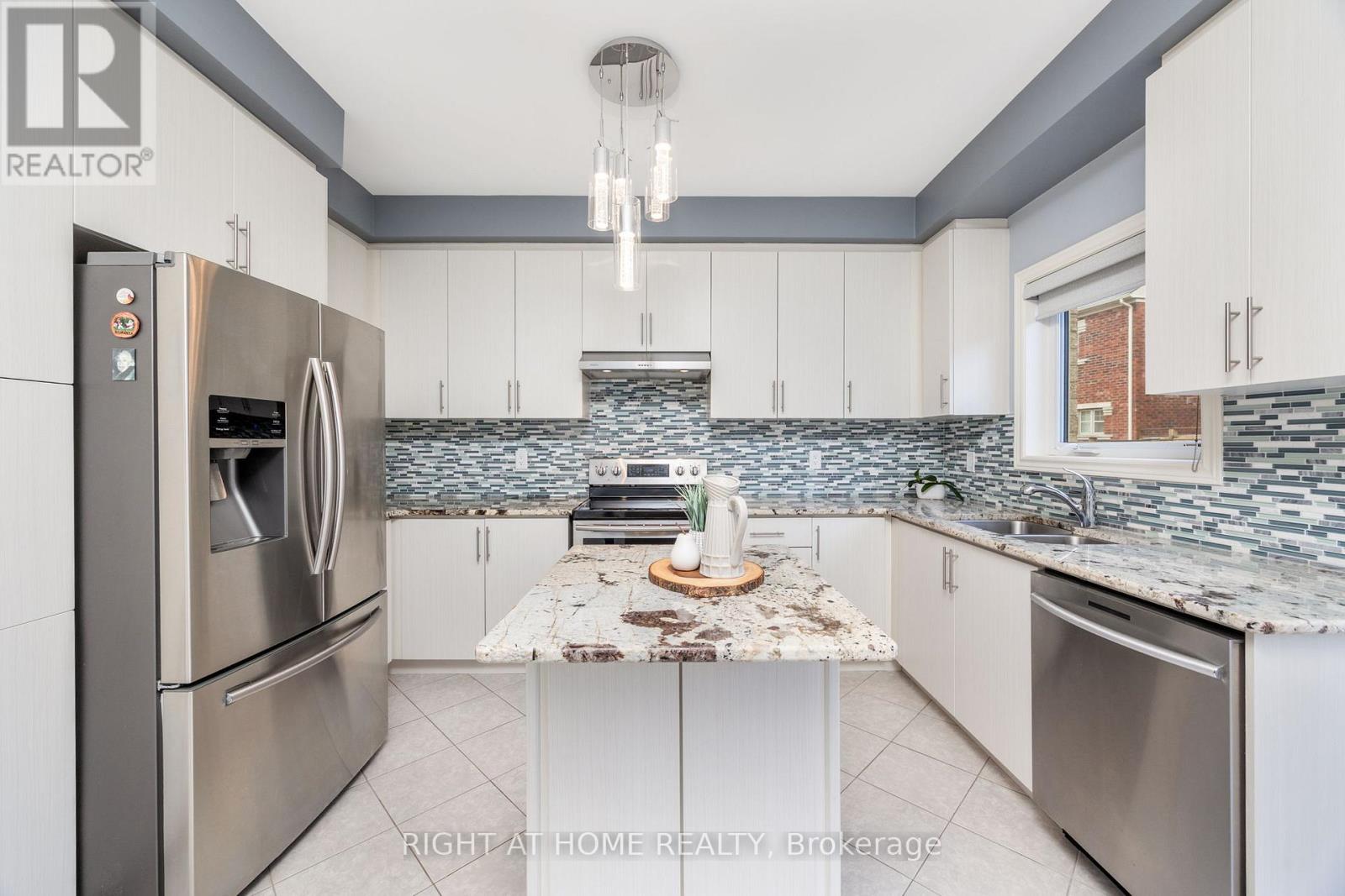 557 Settlers Road W, Oakville, Ontario  L6M 1N7 - Photo 10 - W12067513