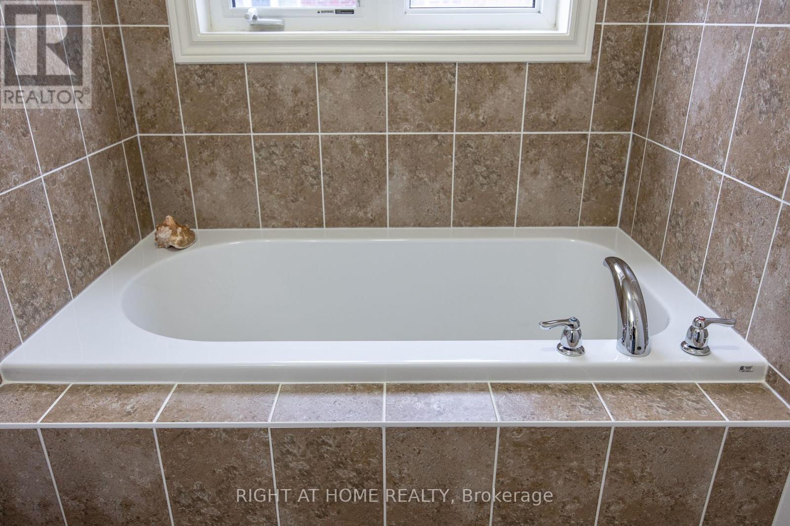 557 Settlers Road W, Oakville, Ontario  L6M 1N7 - Photo 37 - W12067513