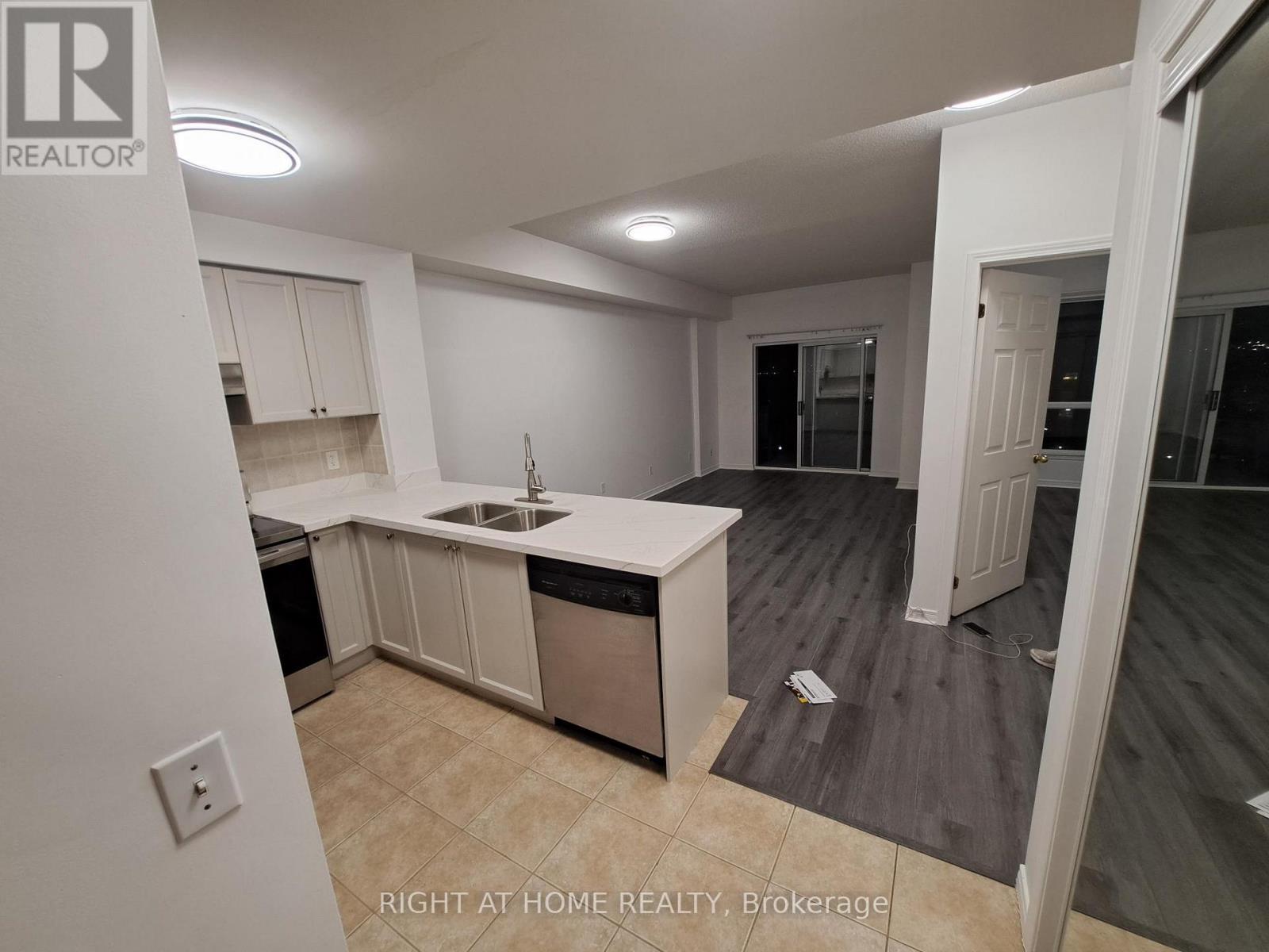 704 - 1 Maison Parc Court, Vaughan, Ontario  L4J 9K1 - Photo 10 - N12067632