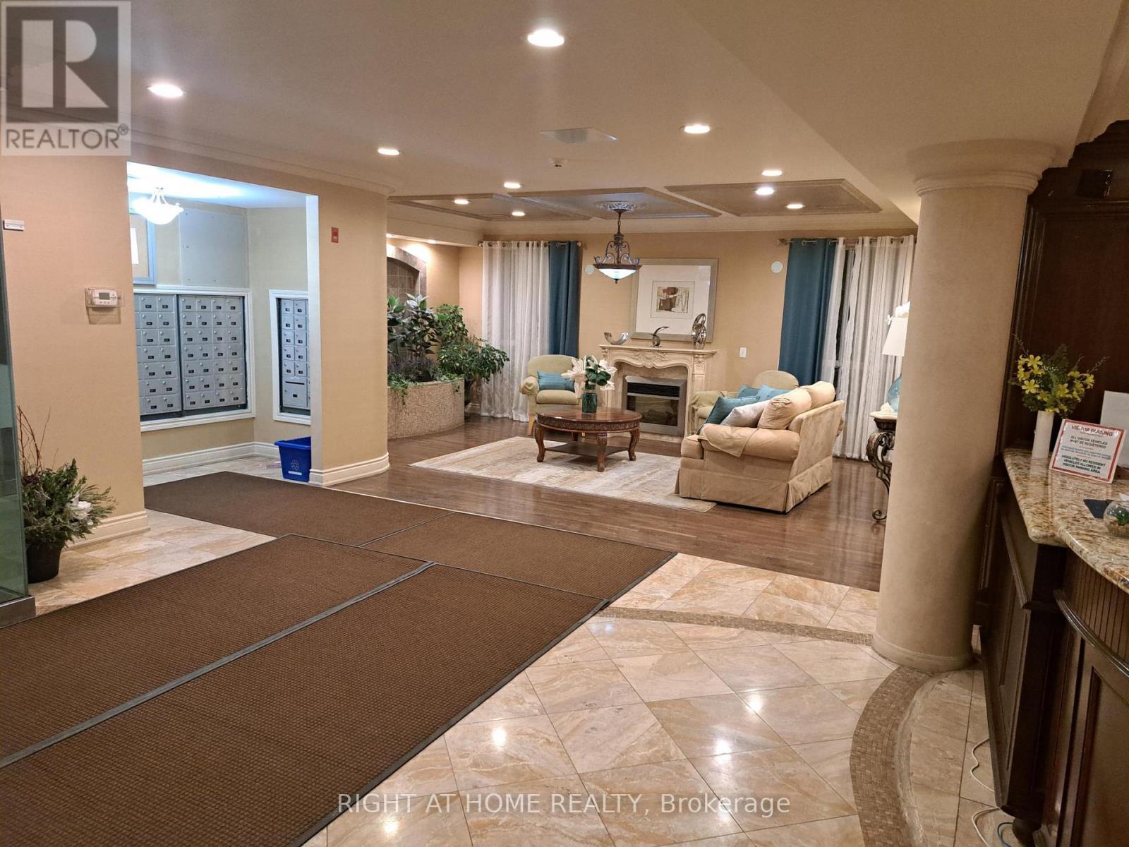 704 - 1 Maison Parc Court, Vaughan, Ontario  L4J 9K1 - Photo 4 - N12067632