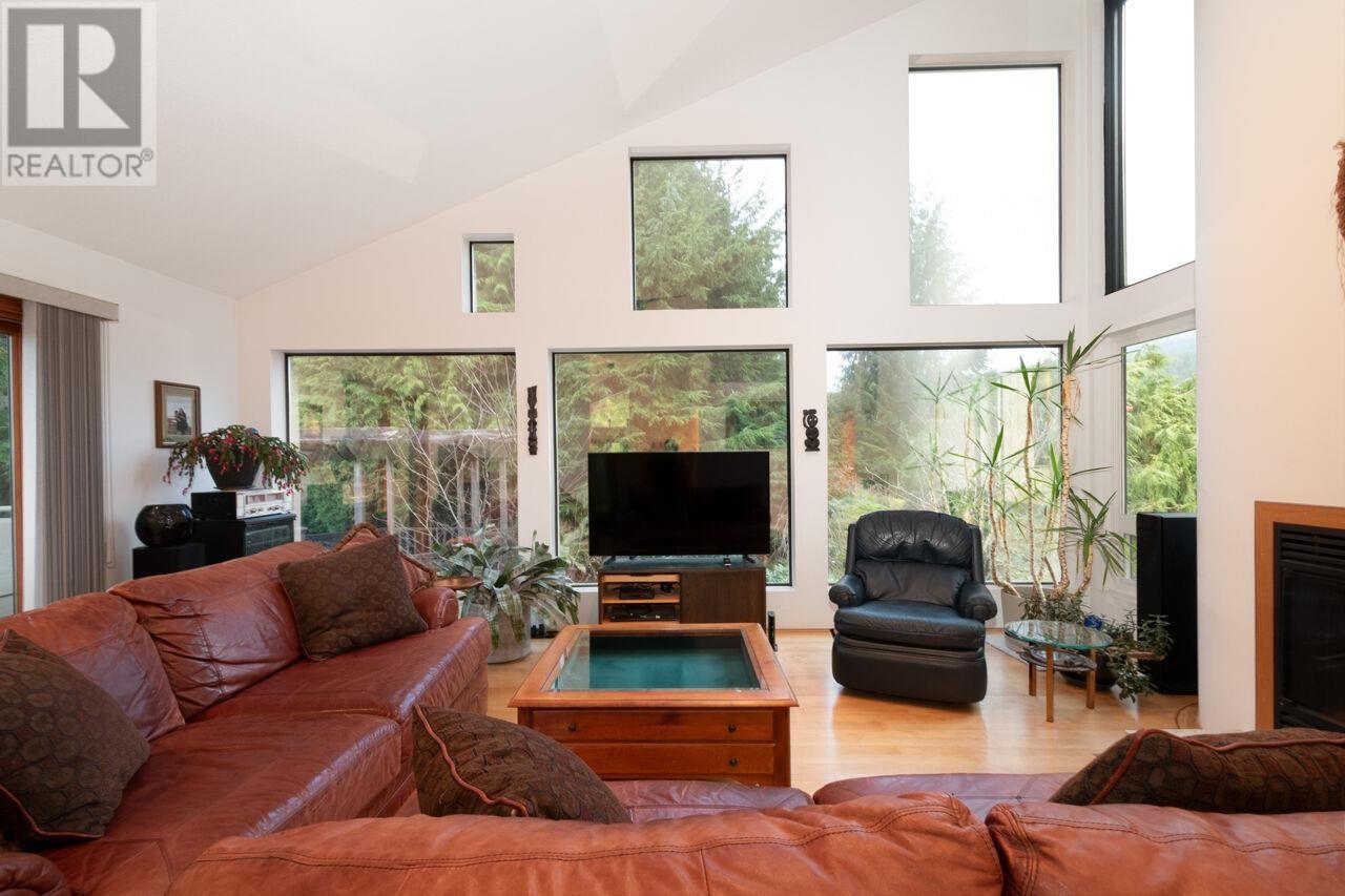 1605 Lockehaven Road, North Vancouver, British Columbia  V7G 2H3 - Photo 9 - R2983519