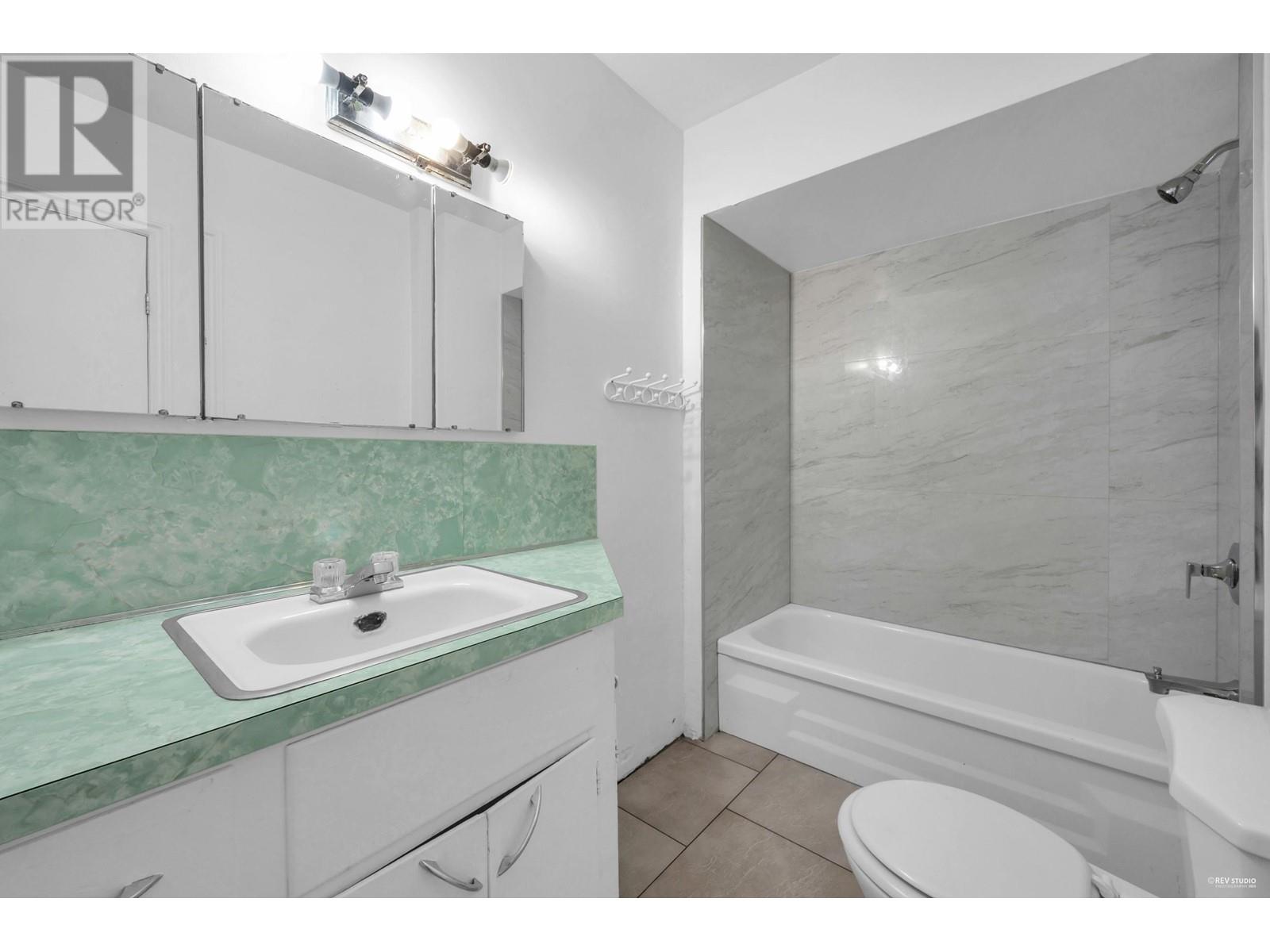 4021 Graveley Street, Burnaby, British Columbia  V5C 3T5 - Photo 12 - R2985958