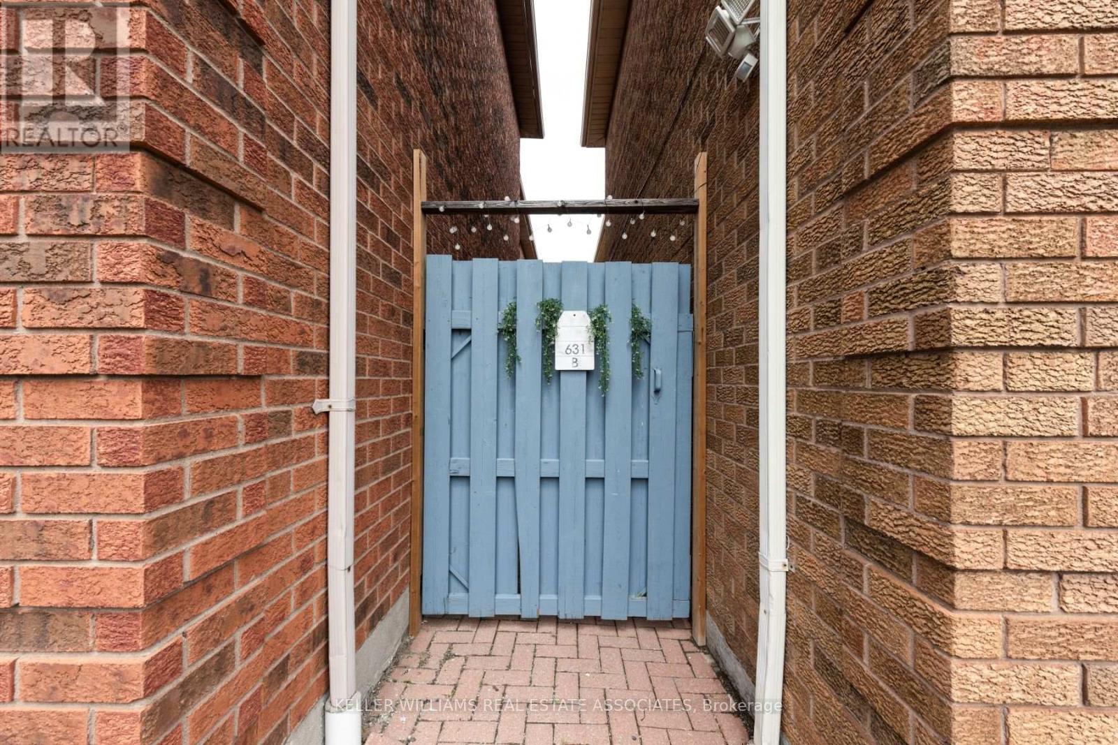 631 Ashprior Avenue, Mississauga, Ontario  L5R 3N6 - Photo 3 - W12067671