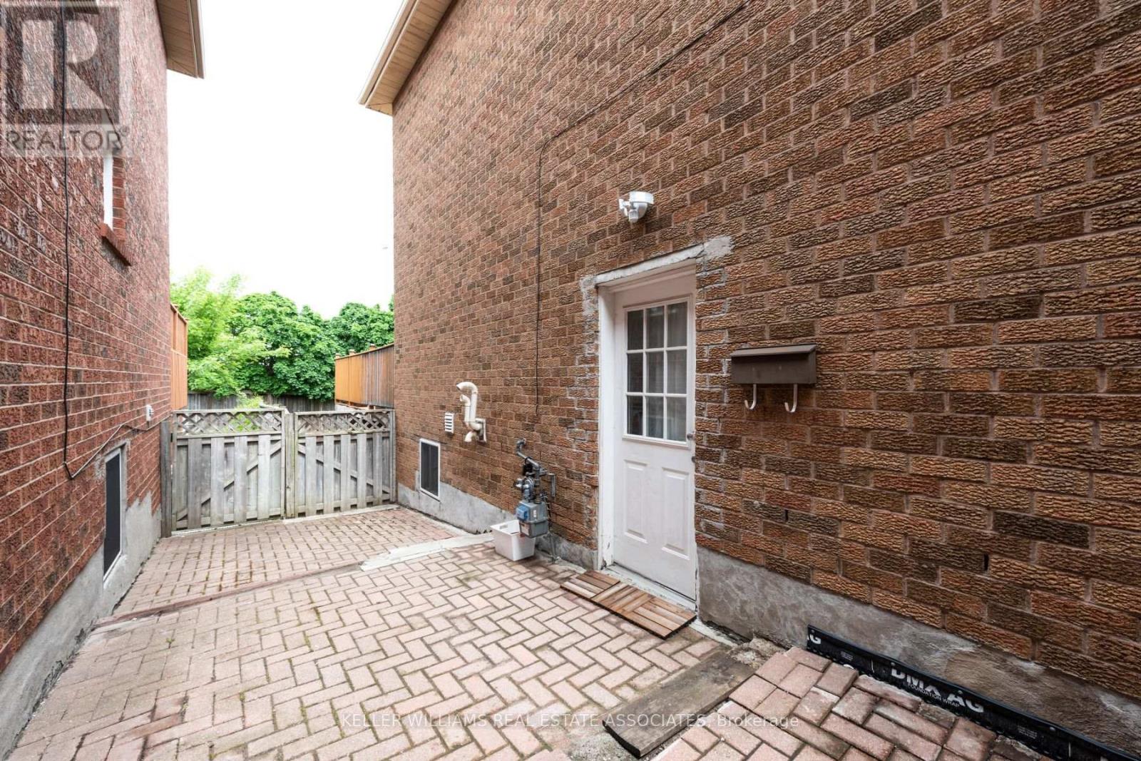 631 Ashprior Avenue, Mississauga, Ontario  L5R 3N6 - Photo 5 - W12067671