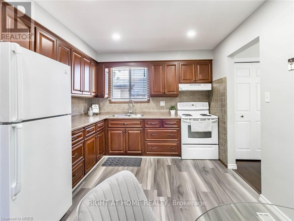 189 Northlake Drive, Waterloo, Ontario  N2V 1B7 - Photo 11 - X12067677