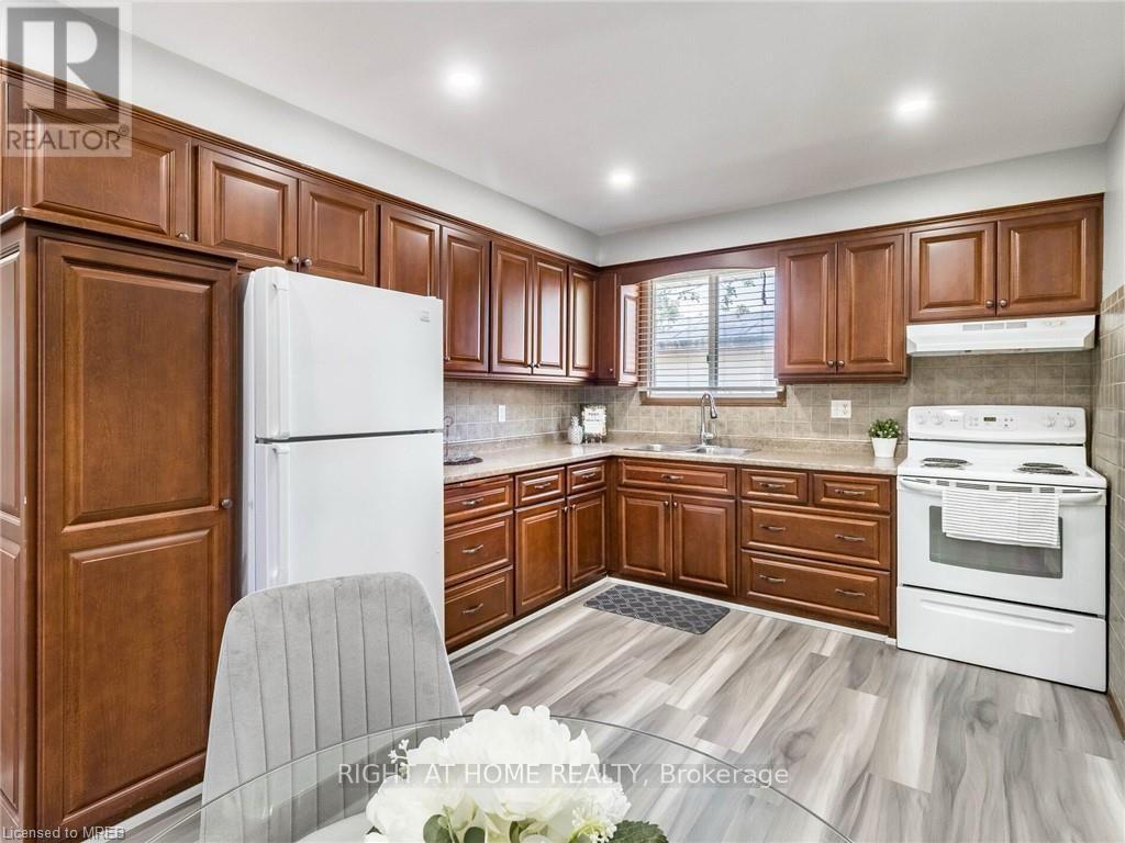189 Northlake Drive, Waterloo, Ontario  N2V 1B7 - Photo 13 - X12067677