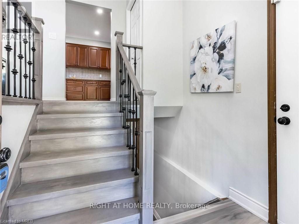 189 Northlake Drive, Waterloo, Ontario  N2V 1B7 - Photo 3 - X12067677