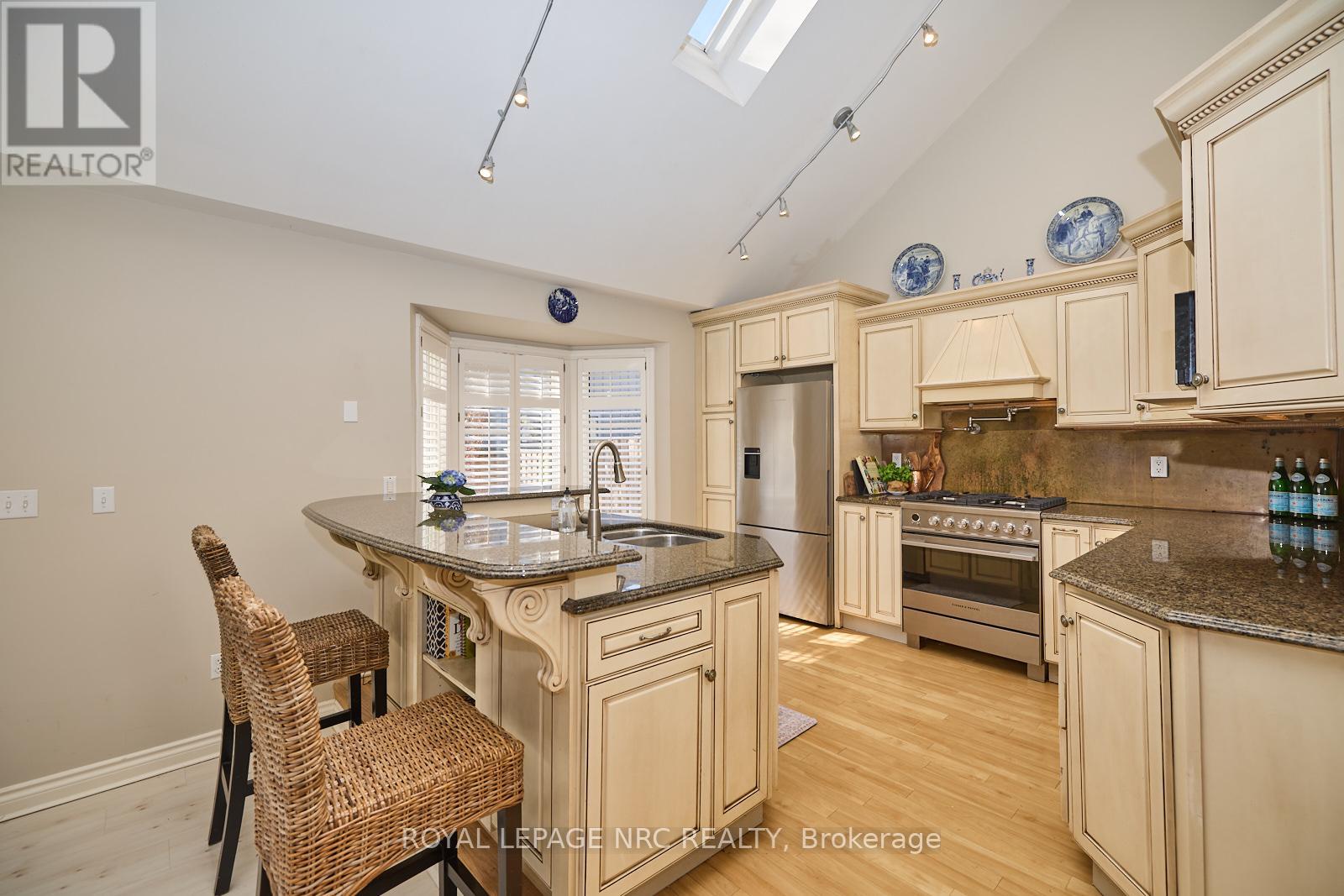 12 Brigantine Court, St. Catharines (Port Weller), Ontario  L2M 7V4 - Photo 11 - X12067740