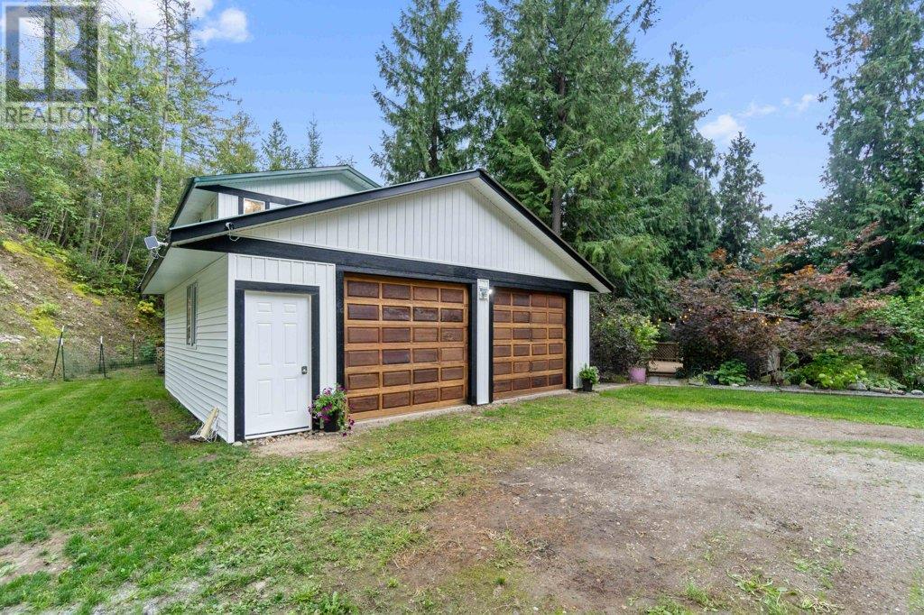 9048 Hummingbird Drive, Swansea Point, British Columbia  V0E 2K2 - Photo 2 - 10342317