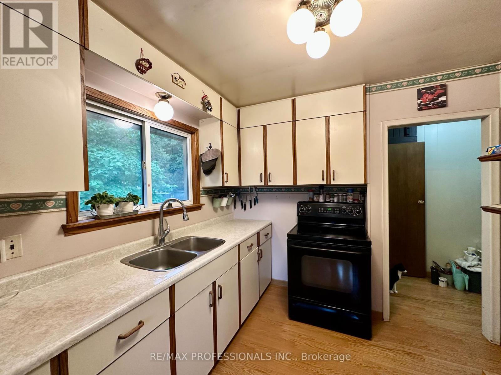 13958 Trafalgar Road, Halton Hills, Ontario  L7G 4S4 - Photo 8 - W12023129