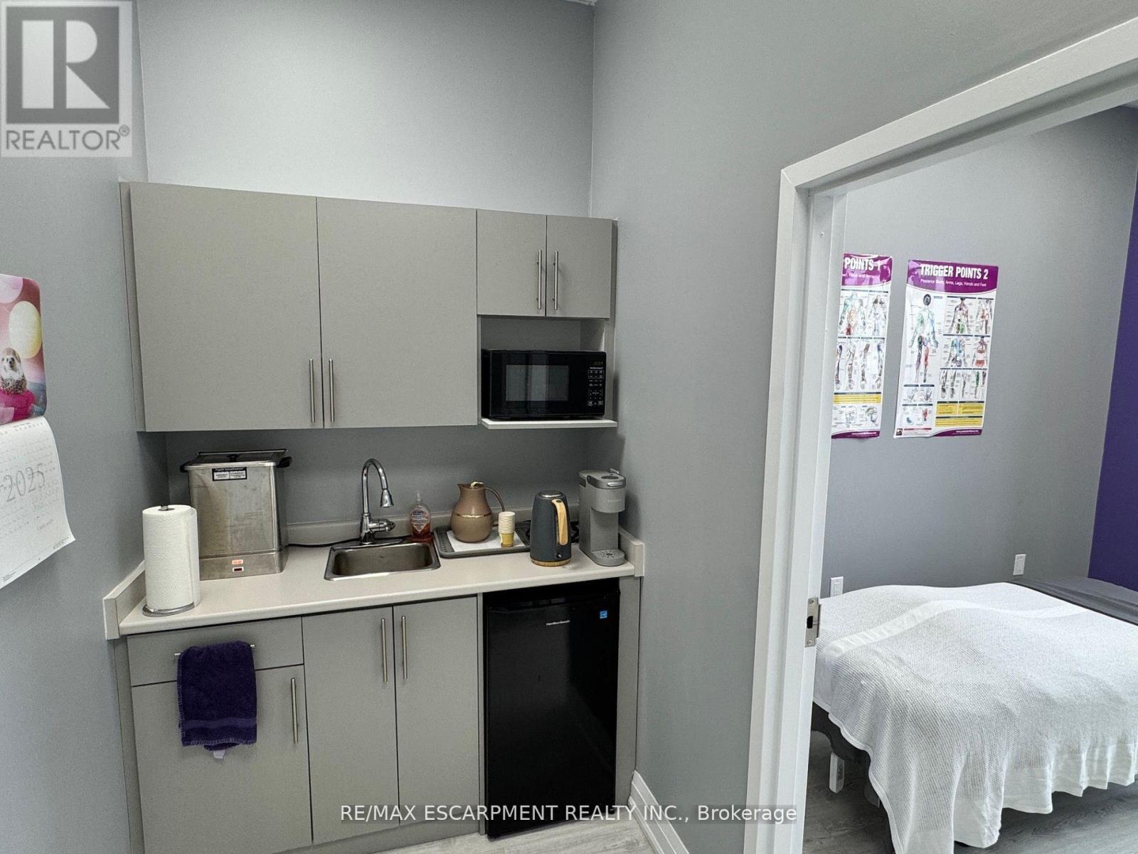 209 - 3465 Platinum Drive, Mississauga, Ontario  L5M 2S1 - Photo 4 - W12067793