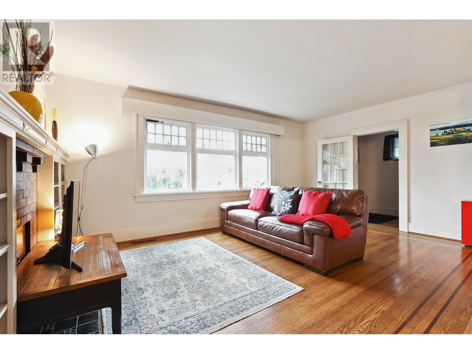 Property at 3174 W 10TH AVENUE image 4