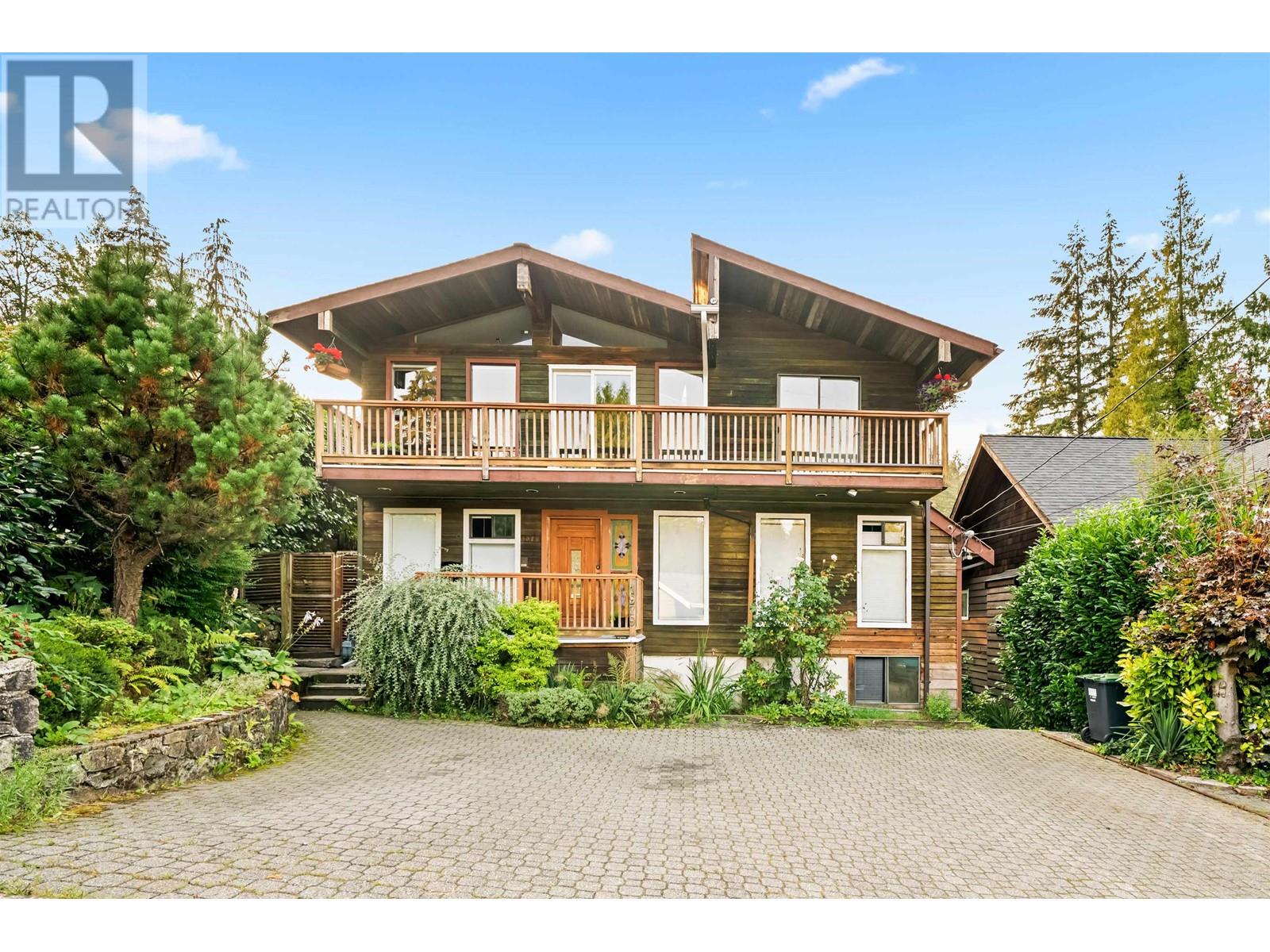 1979 Eastleigh Lane, North Vancouver, British Columbia  V7G 1W1 - Photo 4 - R2986697