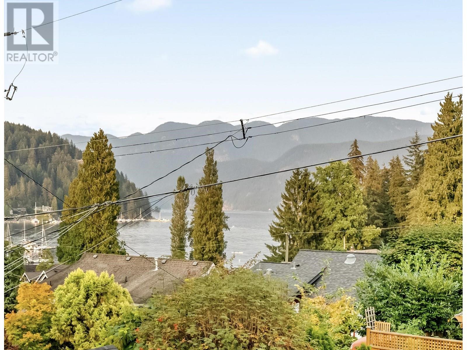 1979 Eastleigh Lane, North Vancouver, British Columbia  V7G 1W1 - Photo 5 - R2986697