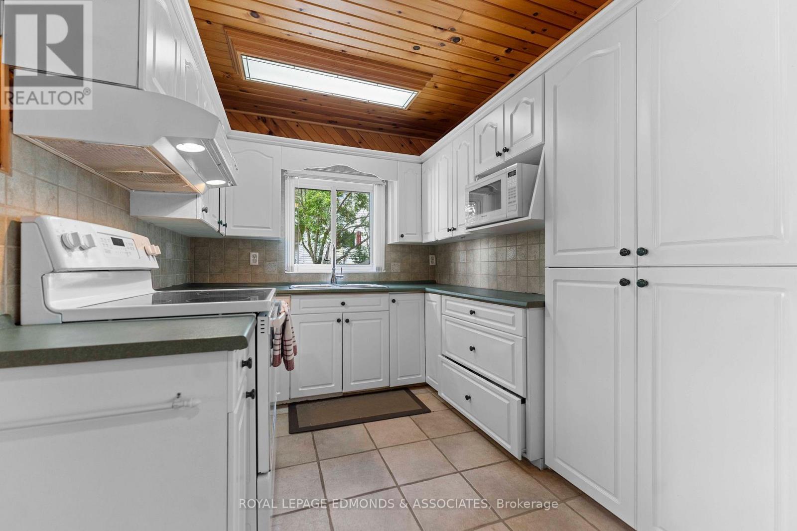 137 Mundts Bay Lane, North Algona Wilberforce, Ontario  K0J 1X0 - Photo 8 - X12067281