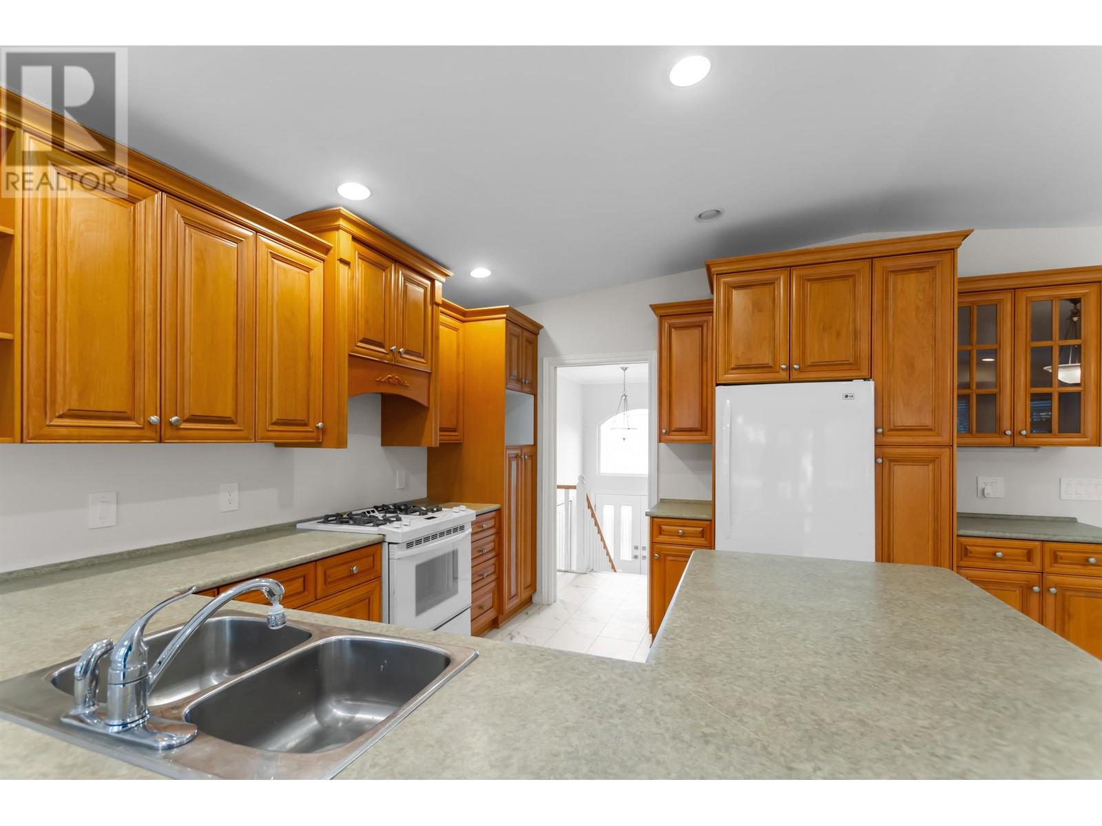 668 Macintosh Street, Coquitlam, British Columbia  V3J 4Y5 - Photo 13 - R2987071