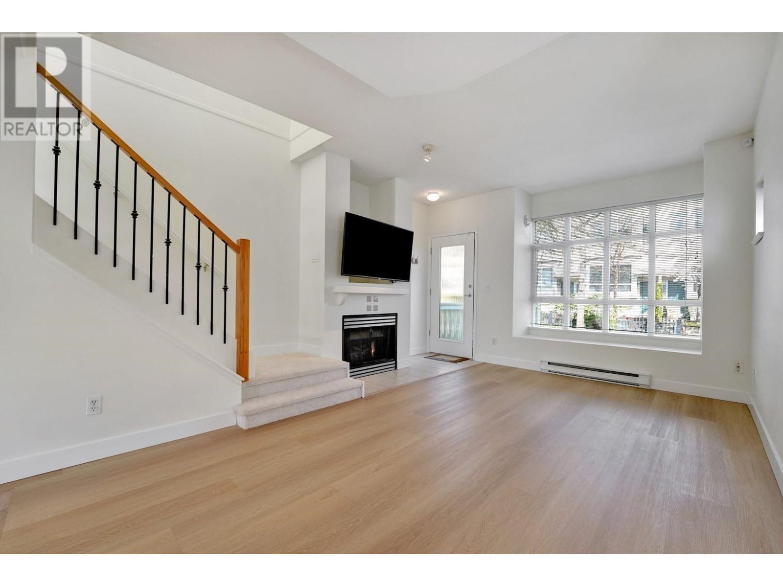 6736 Village Green, Burnaby, British Columbia  V5E 4K7 - Photo 2 - R2987377