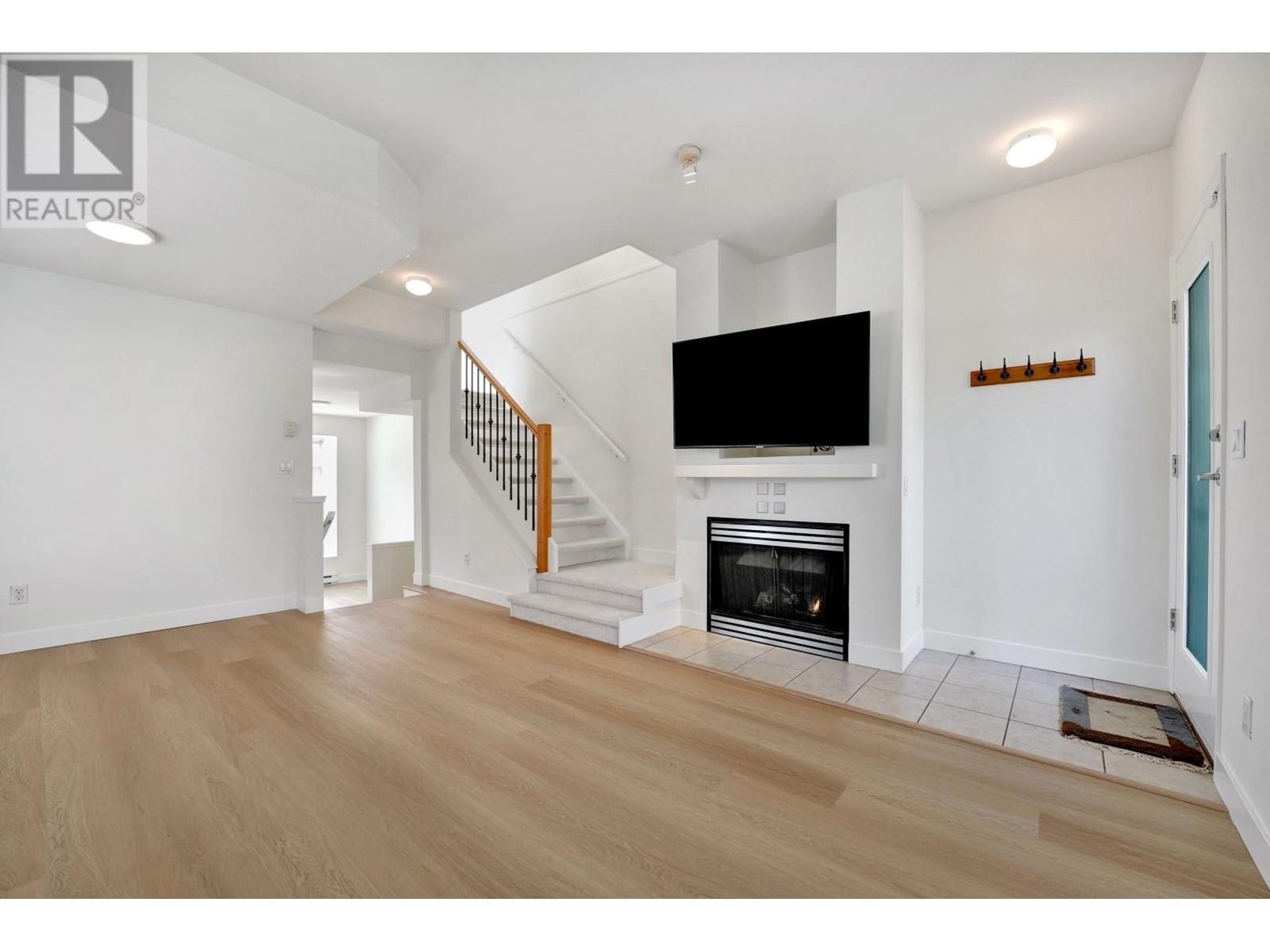 6736 Village Green, Burnaby, British Columbia  V5E 4K7 - Photo 3 - R2987377