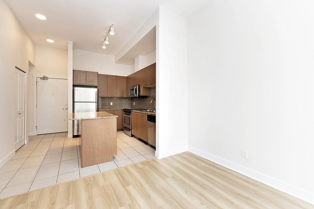 403 10822 City Parkway, Surrey, British Columbia  V3T 5X9 - Photo 4 - R2987215