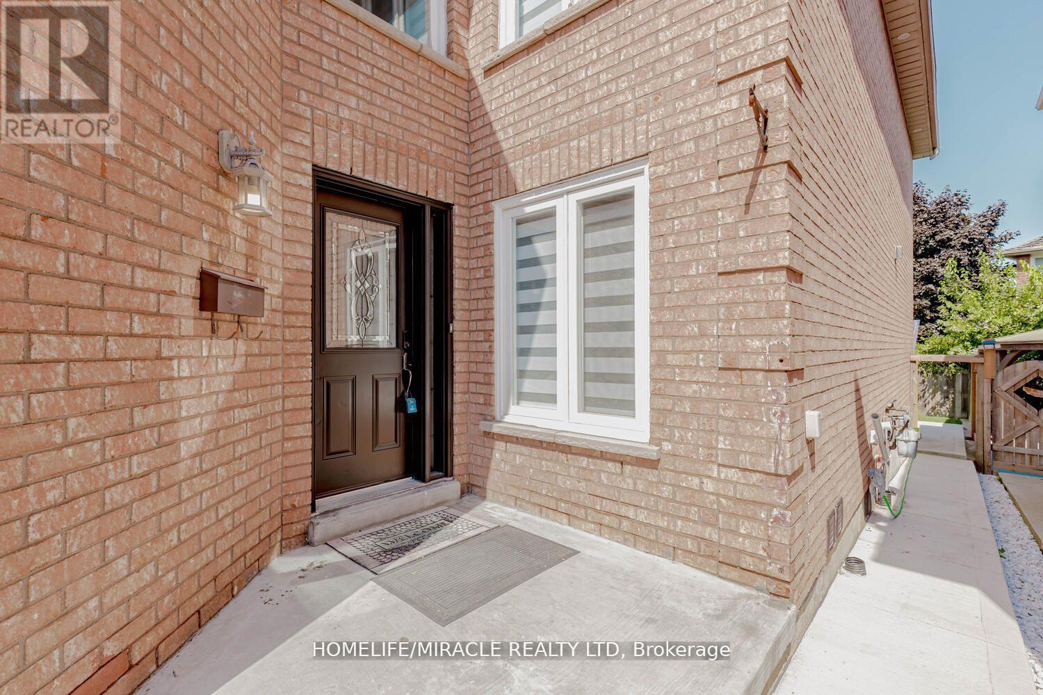 44 Leatherhead Court, Brampton, Ontario  L6S 5E8 - Photo 2 - W12067965
