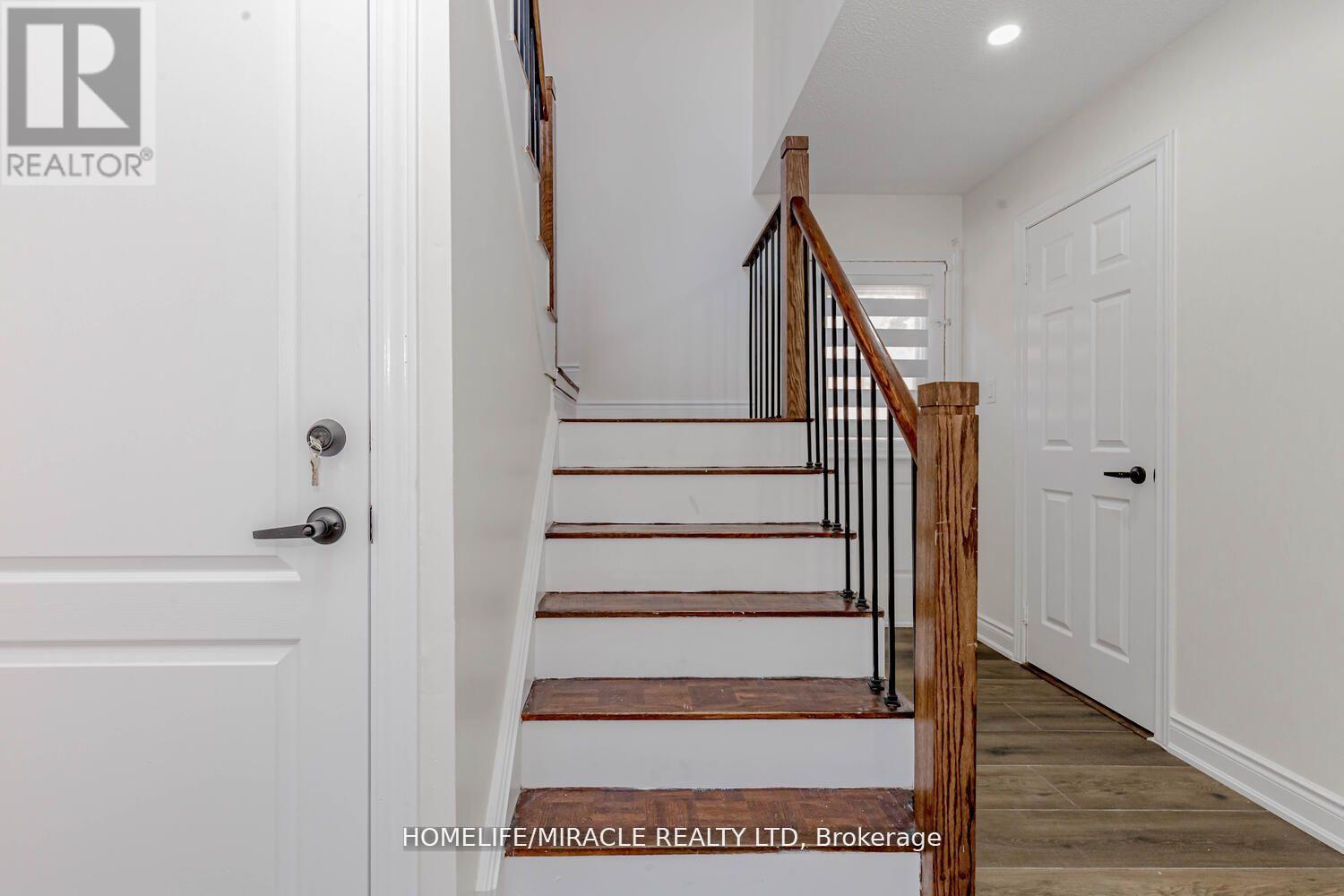 44 Leatherhead Court, Brampton, Ontario  L6S 5E8 - Photo 4 - W12067965