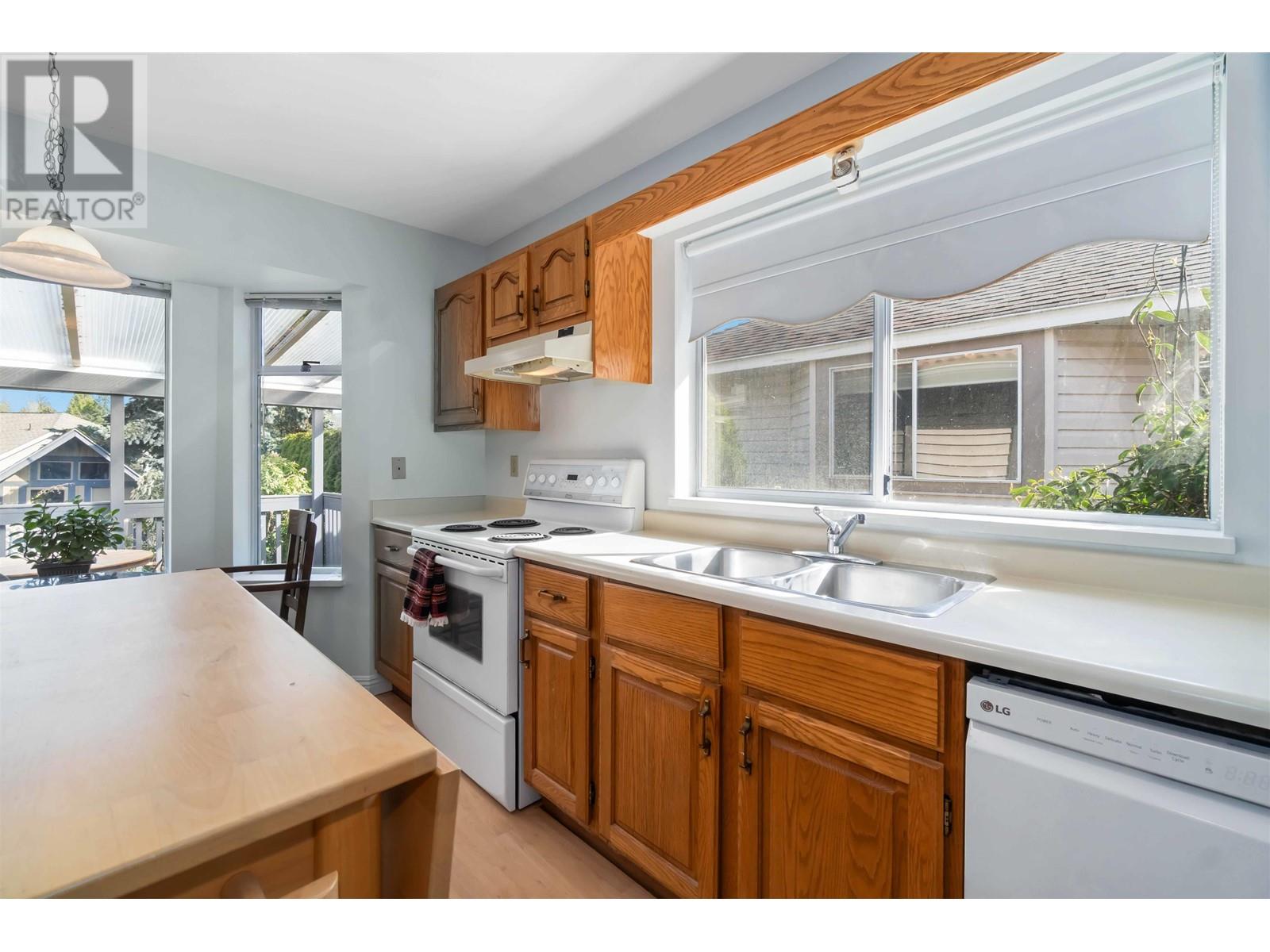1769 Foster Avenue, Coquitlam, British Columbia  V3J 7K8 - Photo 11 - R2986723