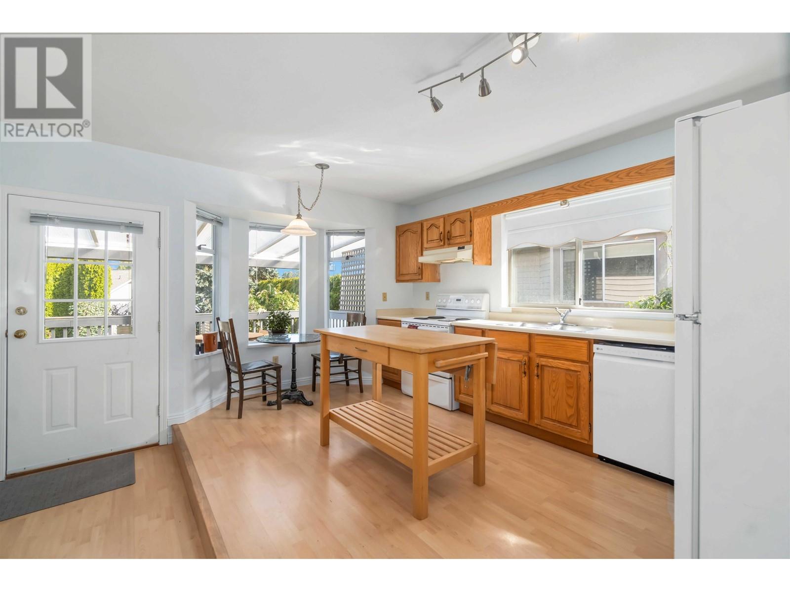 1769 Foster Avenue, Coquitlam, British Columbia  V3J 7K8 - Photo 9 - R2986723