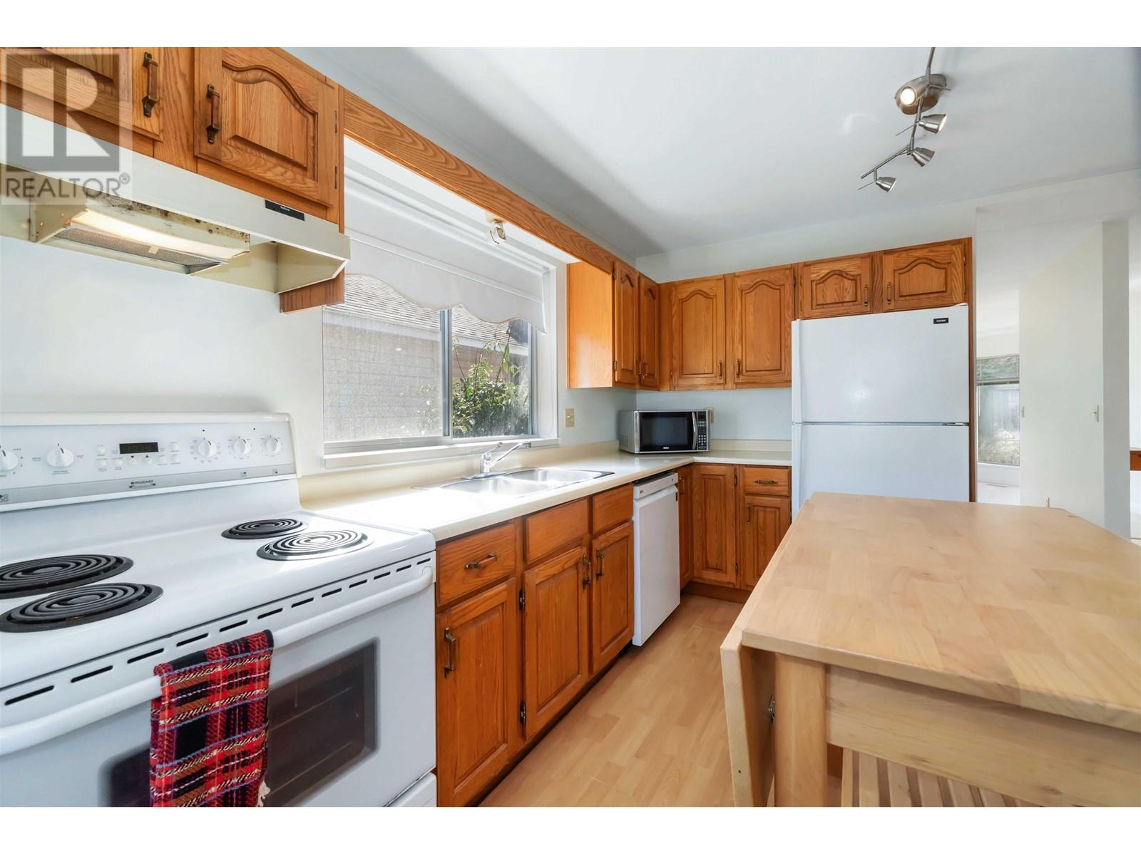 1769 Foster Avenue, Coquitlam, British Columbia  V3J 7K8 - Photo 12 - R2986723