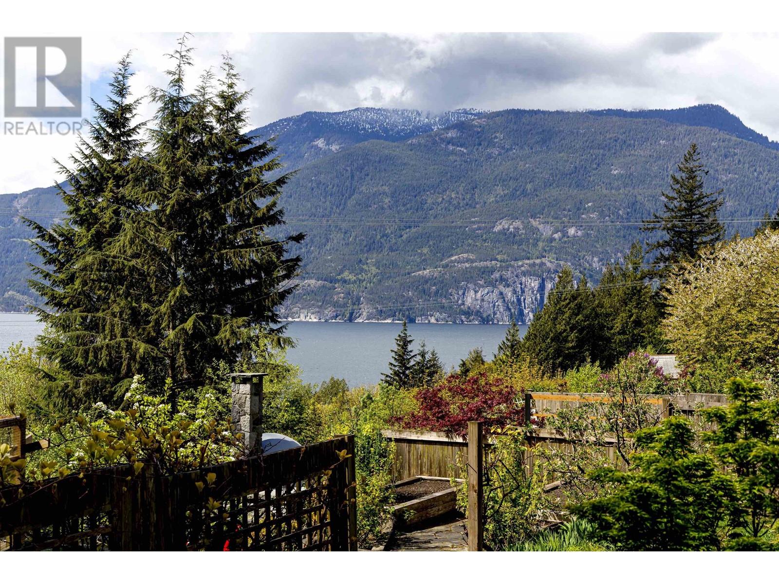 966 Copper Drive, Britannia Beach, British Columbia  V0N 1J0 - Photo 2 - R2987417