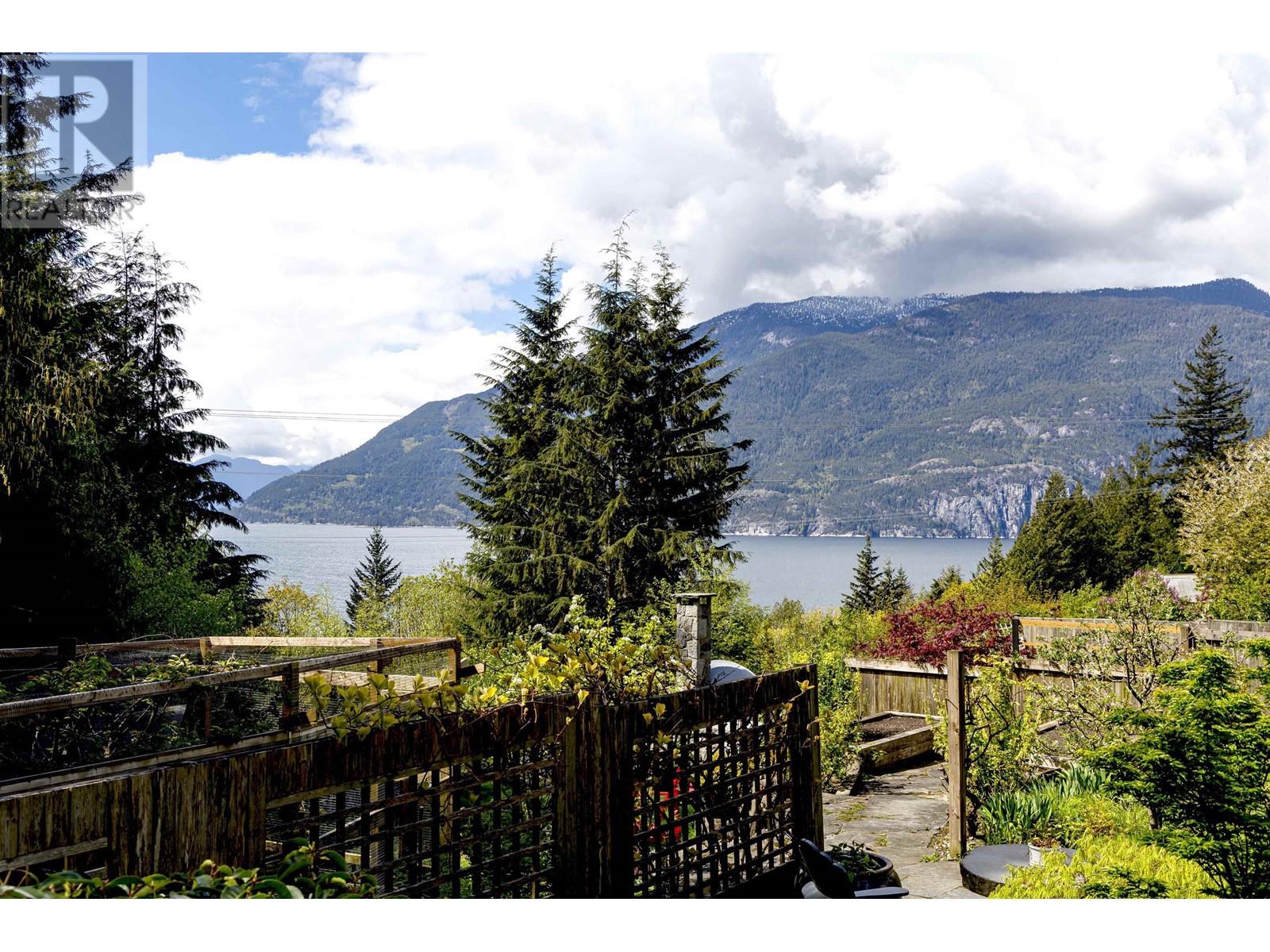 966 Copper Drive, Britannia Beach, British Columbia  V0N 1J0 - Photo 3 - R2987417