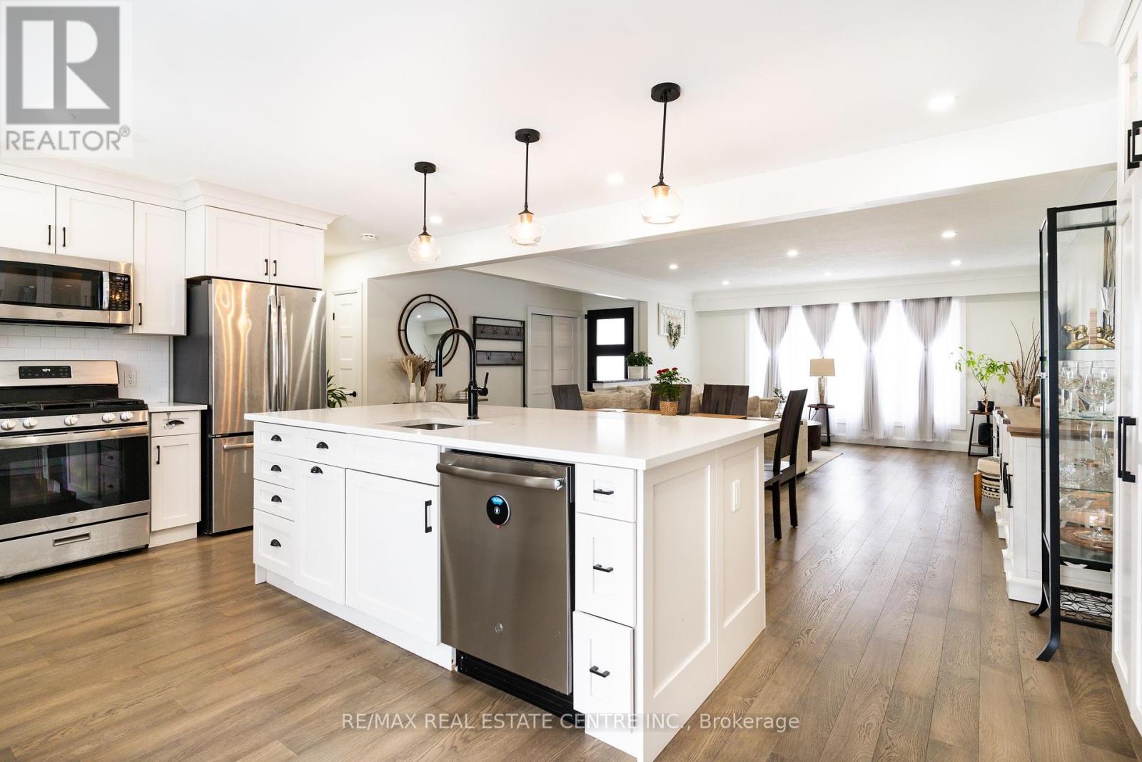 242 Mountain Road, Grimsby, Ontario  L3M 4E7 - Photo 8 - X12068056