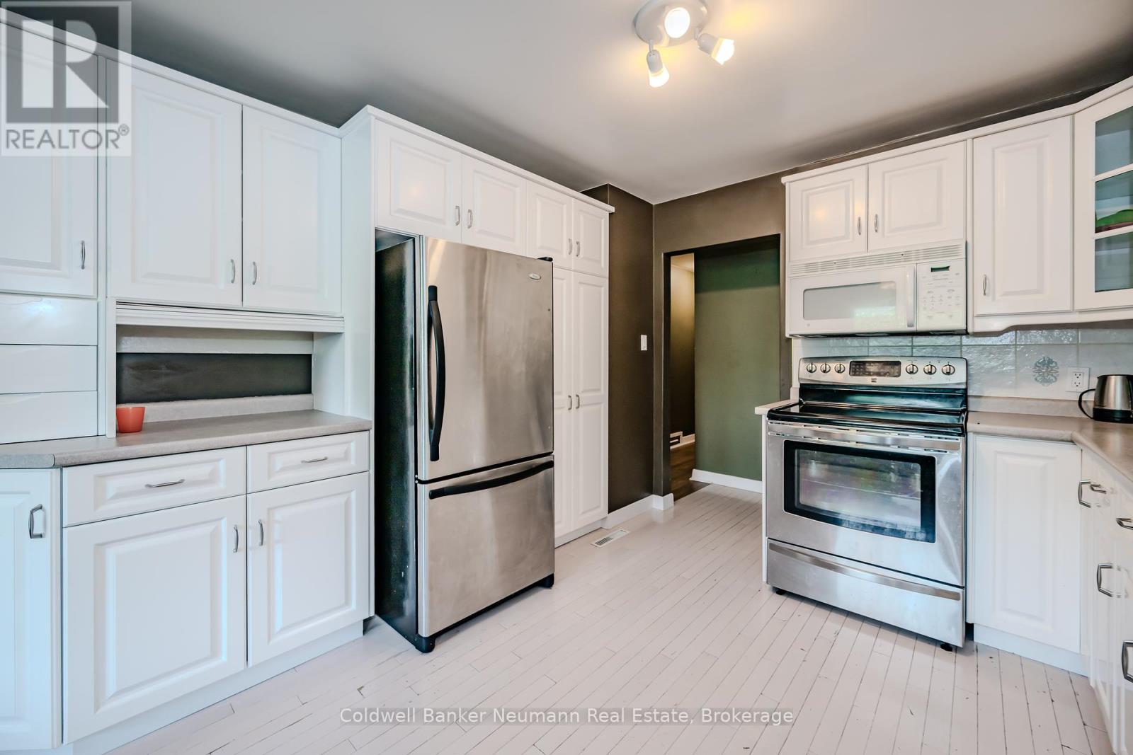 31 Sharon Avenue, Welland, Ontario  L3C 4M8 - Photo 11 - X12068073