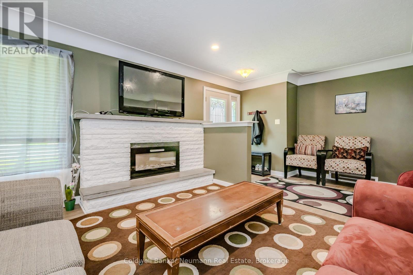 31 Sharon Avenue, Welland, Ontario  L3C 4M8 - Photo 6 - X12068073