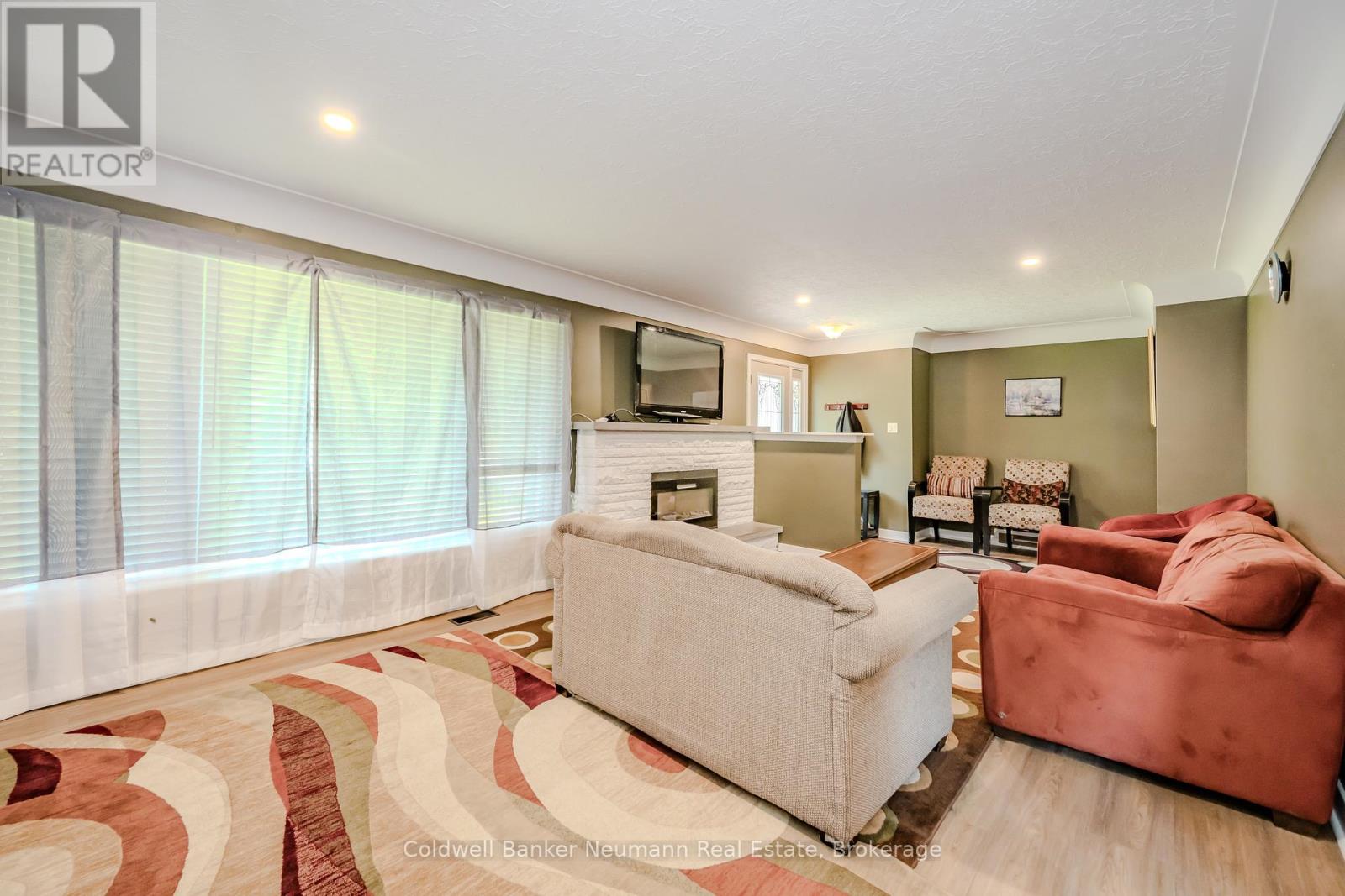31 Sharon Avenue, Welland, Ontario  L3C 4M8 - Photo 7 - X12068073