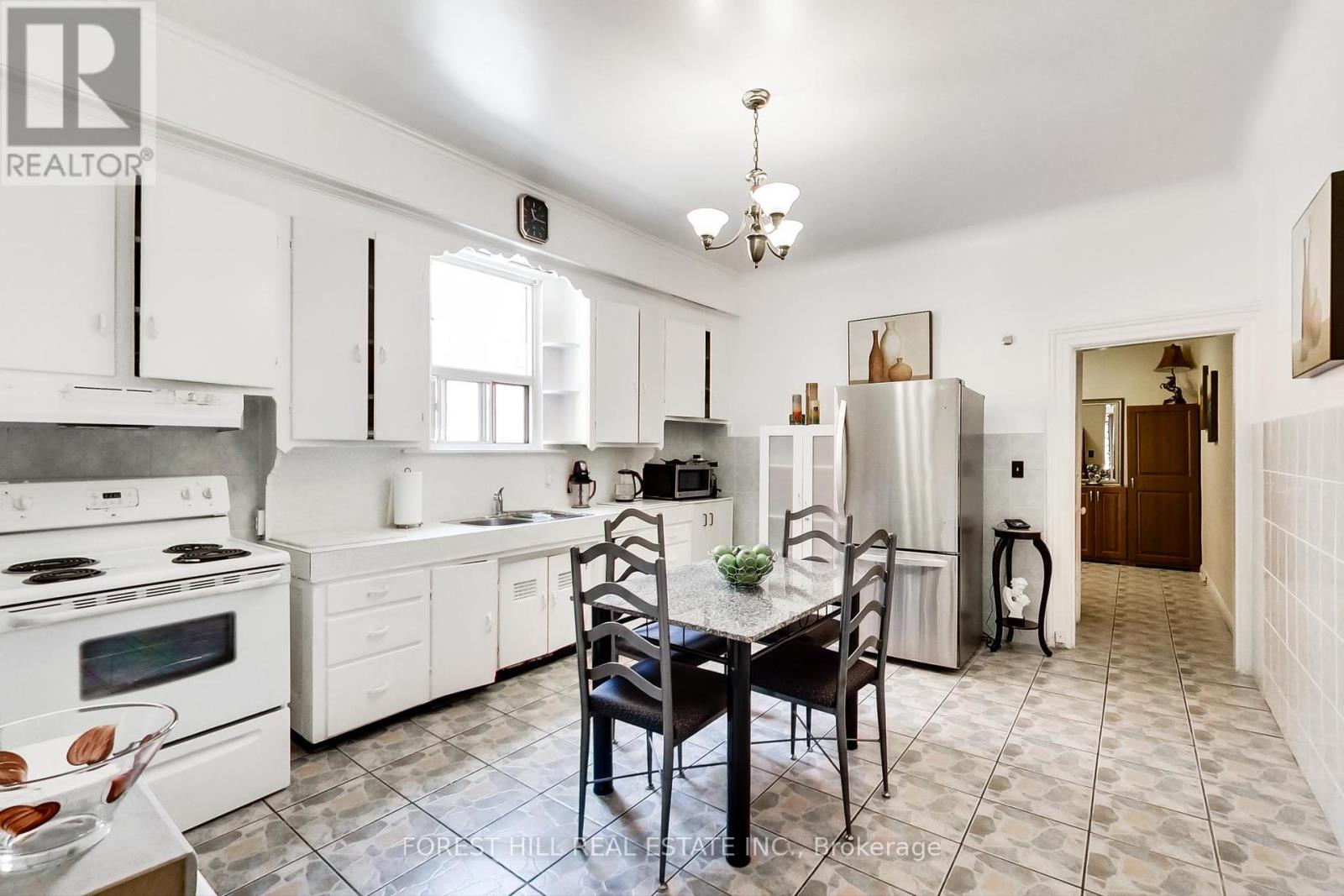 23 Lansdowne Avenue, Toronto, Ontario  M6K 2V7 - Photo 12 - W12068087