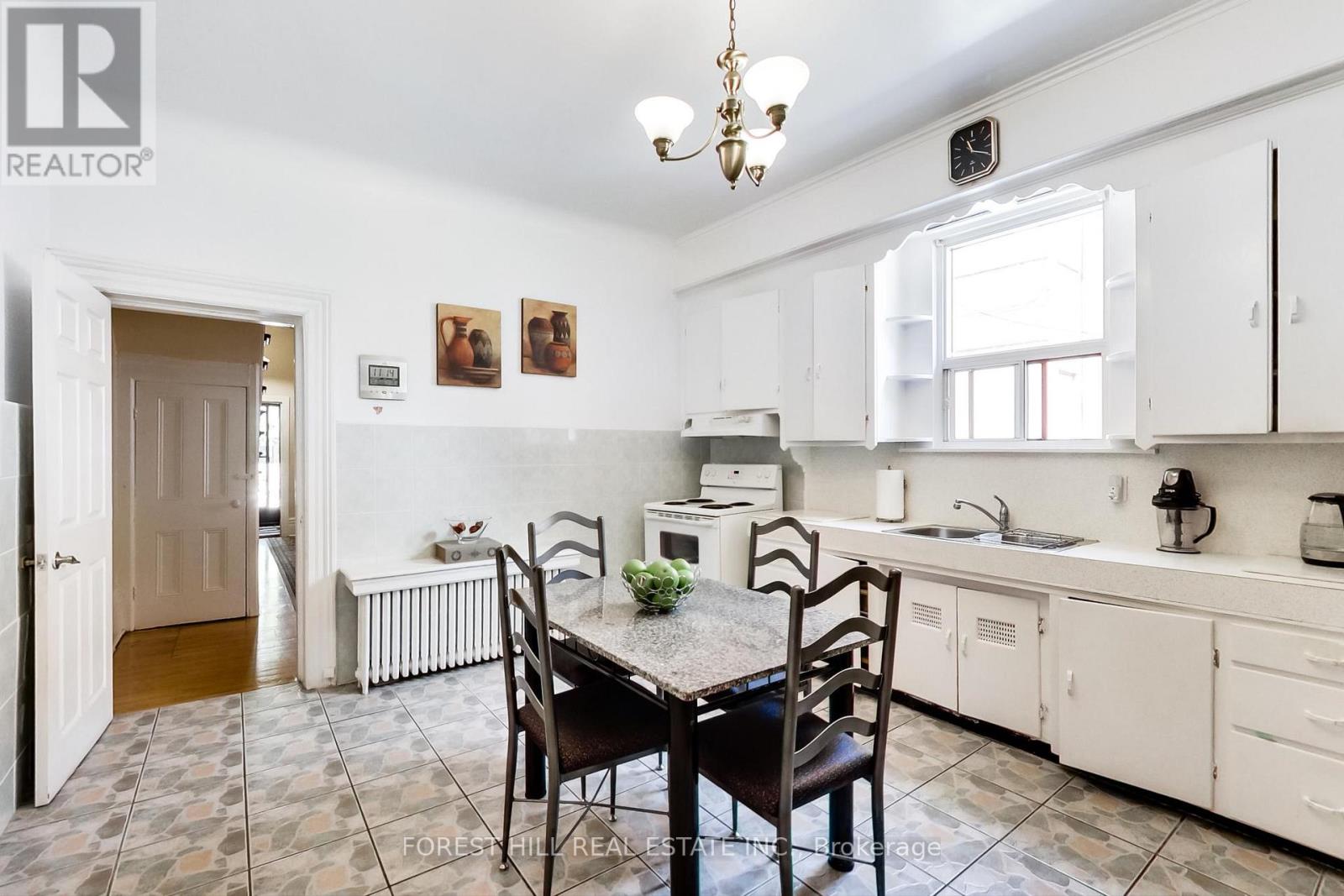 23 Lansdowne Avenue, Toronto, Ontario  M6K 2V7 - Photo 14 - W12068087