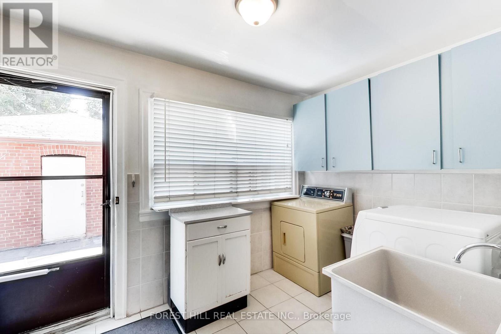 23 Lansdowne Avenue, Toronto, Ontario  M6K 2V7 - Photo 16 - W12068087