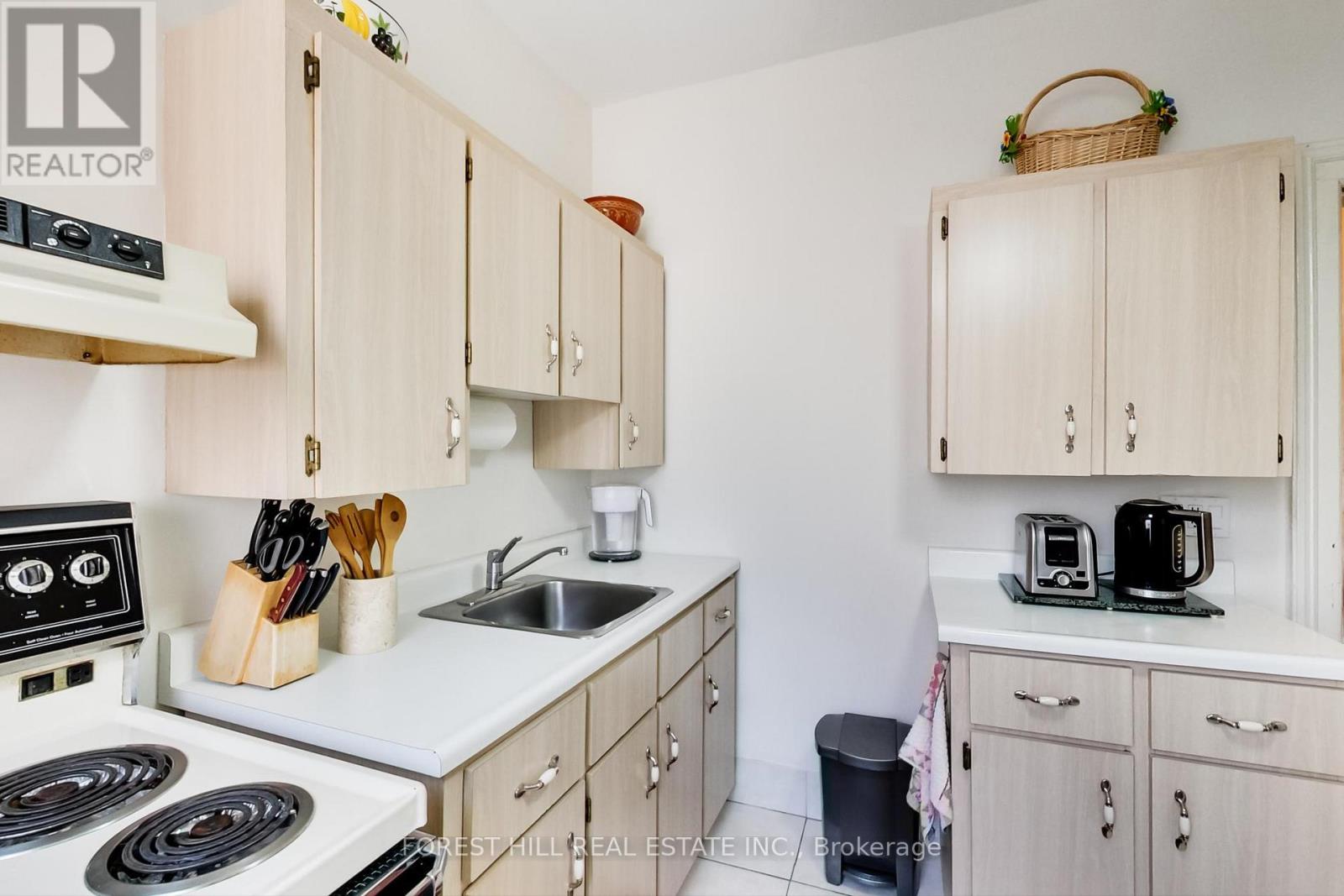 23 Lansdowne Avenue, Toronto, Ontario  M6K 2V7 - Photo 19 - W12068087