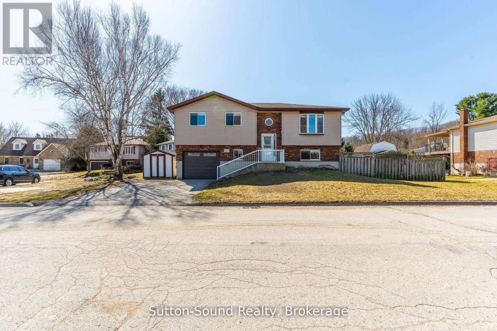 525 2nd St W, Owen Sound, Ontario  N4K 6R6 - Photo 2 - X12068163