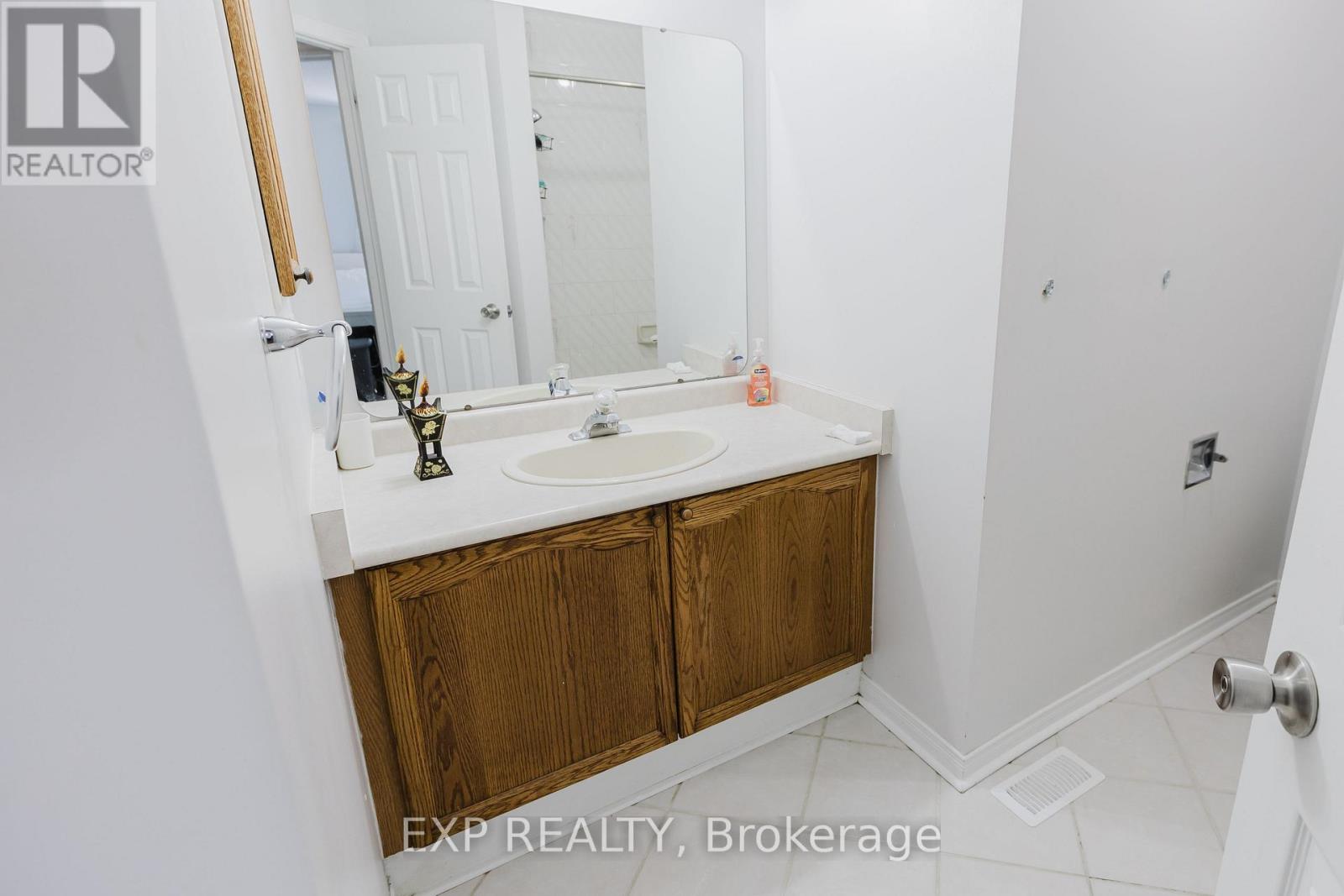 21 Ashpark Crescent, Ottawa, Ontario  K1T 3N8 - Photo 25 - X12068139