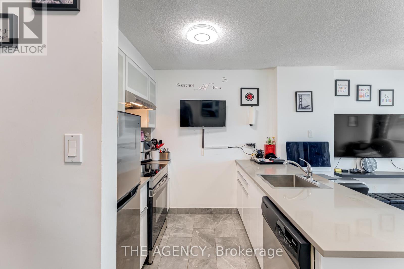 1113 - 10 Queens Quay W, Toronto, Ontario  M5J 2R9 - Photo 2 - C12068179