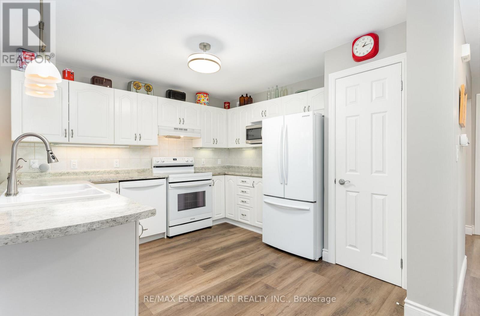 105 Glenariff Drive, Hamilton, Ontario  L8B 1A5 - Photo 14 - X12068324