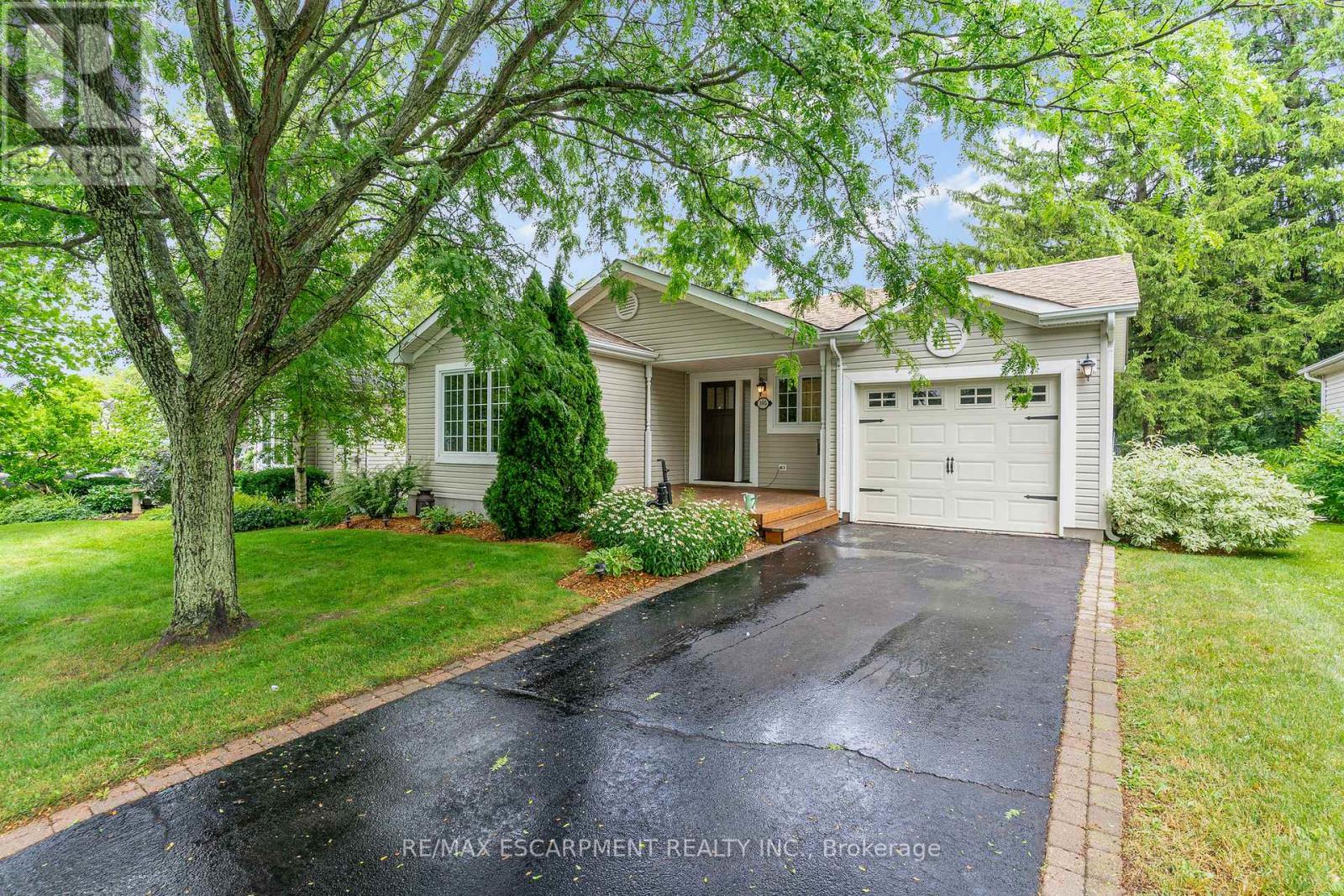 105 Glenariff Drive, Hamilton, Ontario  L8B 1A5 - Photo 2 - X12068324