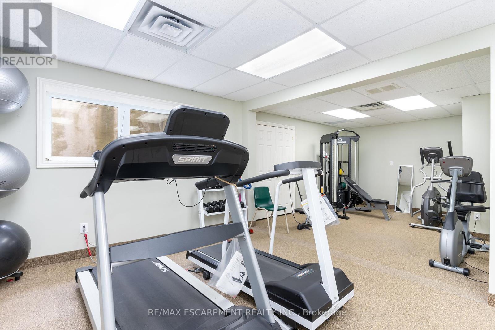 105 Glenariff Drive, Hamilton, Ontario  L8B 1A5 - Photo 31 - X12068324