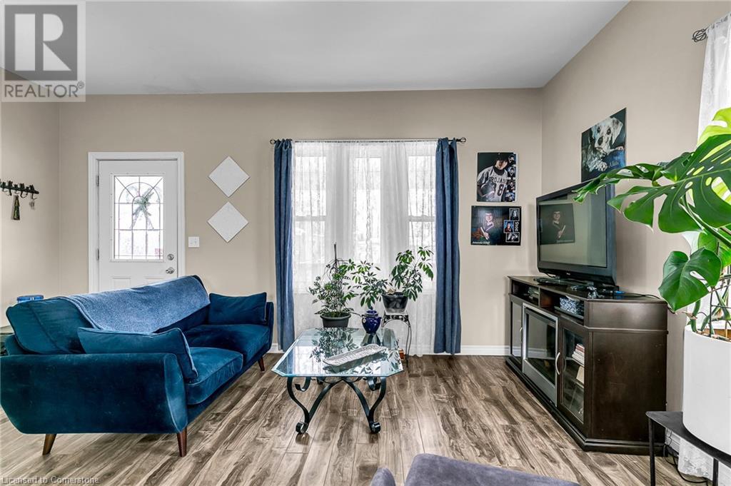 Property at 824 CATARAQUI Street image 3